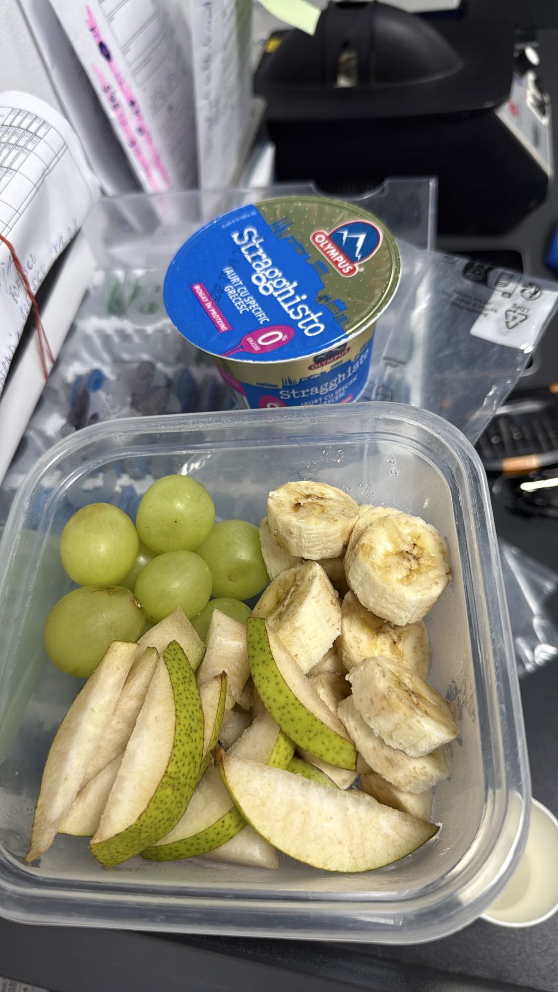 Mic dejun cu iaurt și fructe