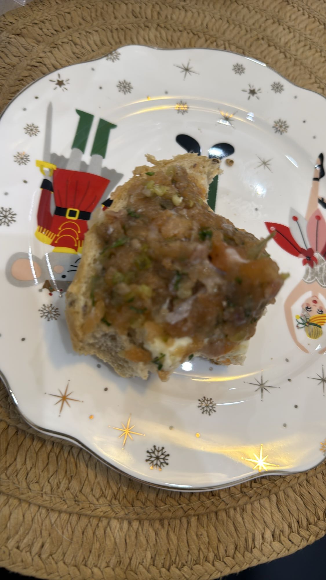 chleb z pastą rybną