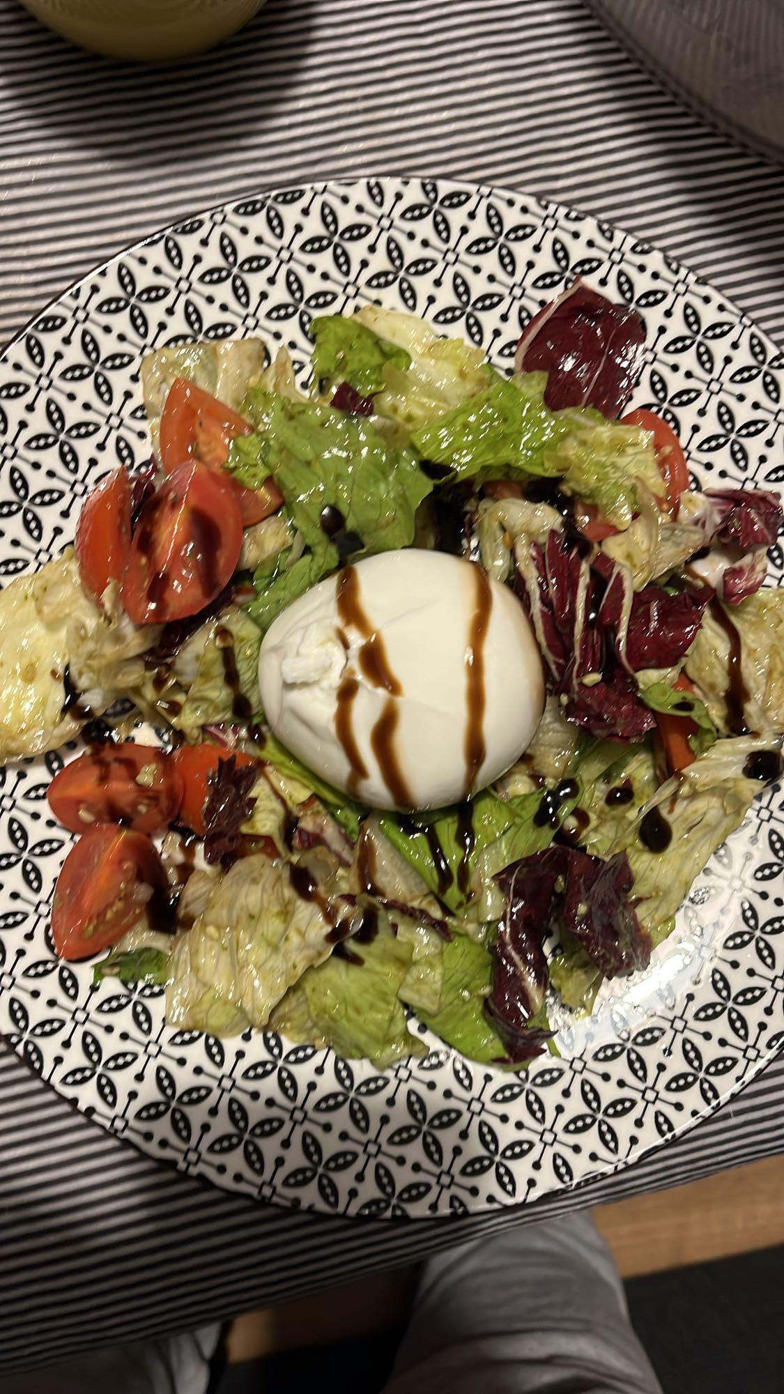 Салата с бурата и балсамико