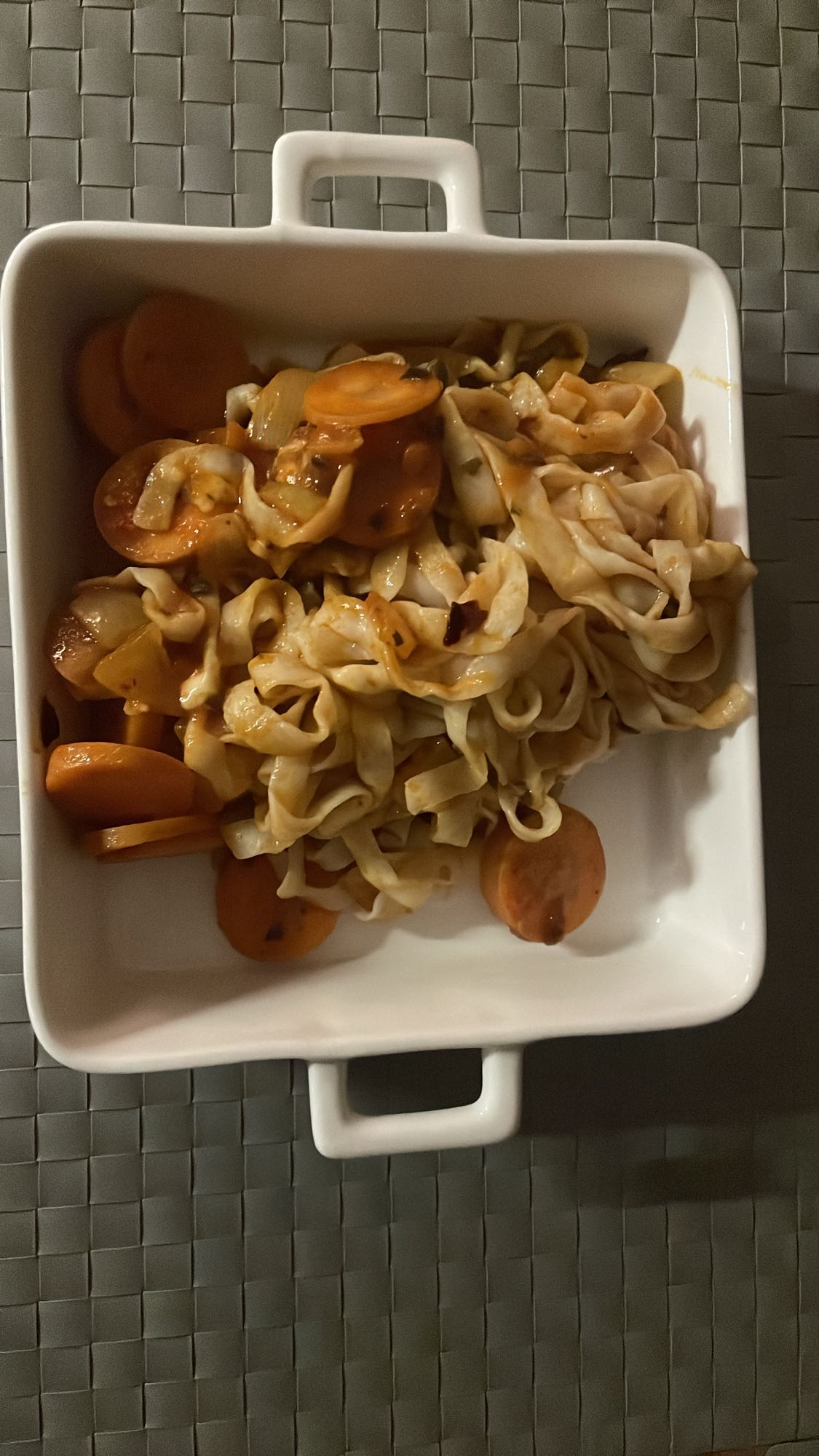 Makaron z marchewką i sosem