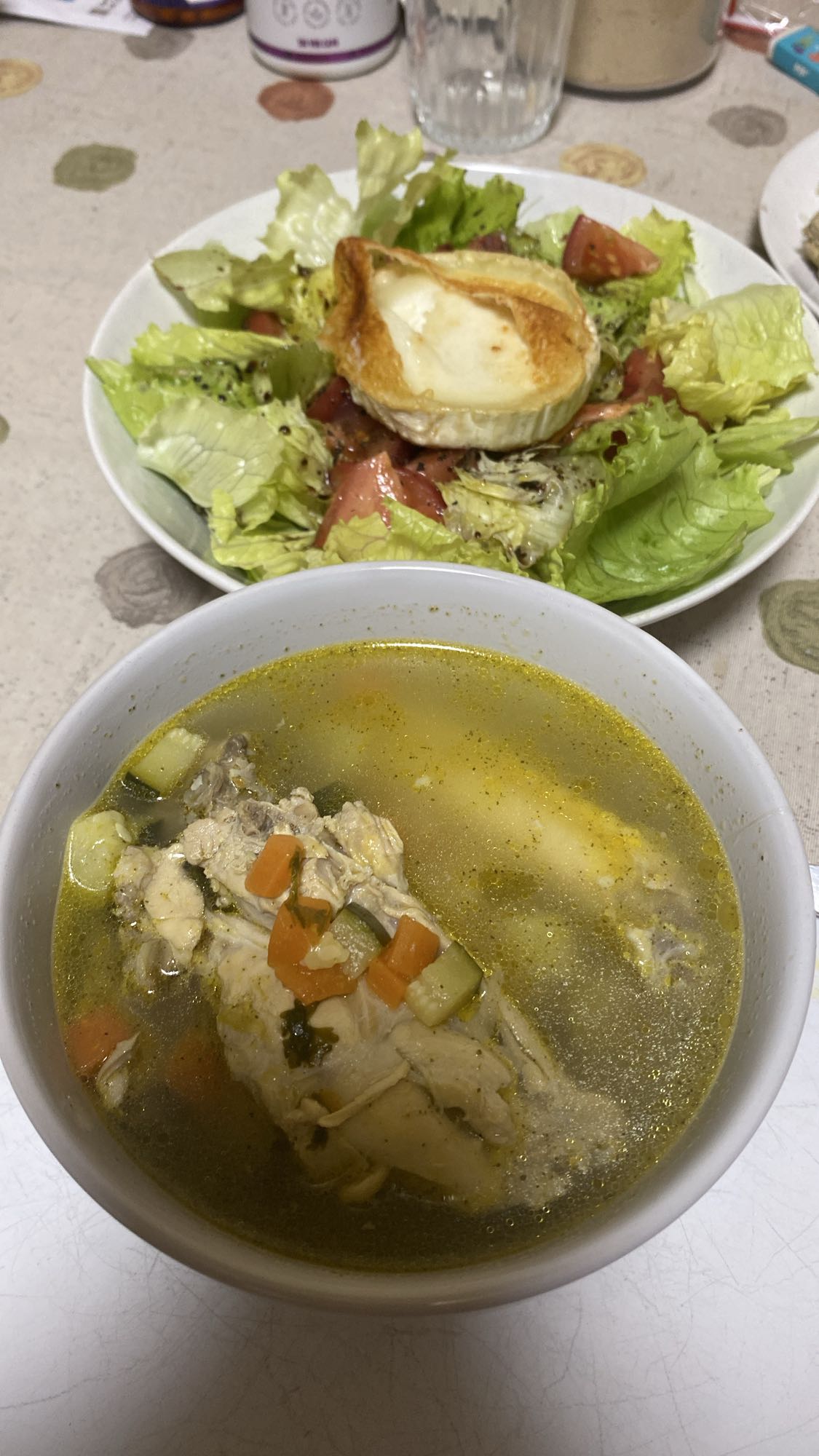 Sopa de pollo y ensalada