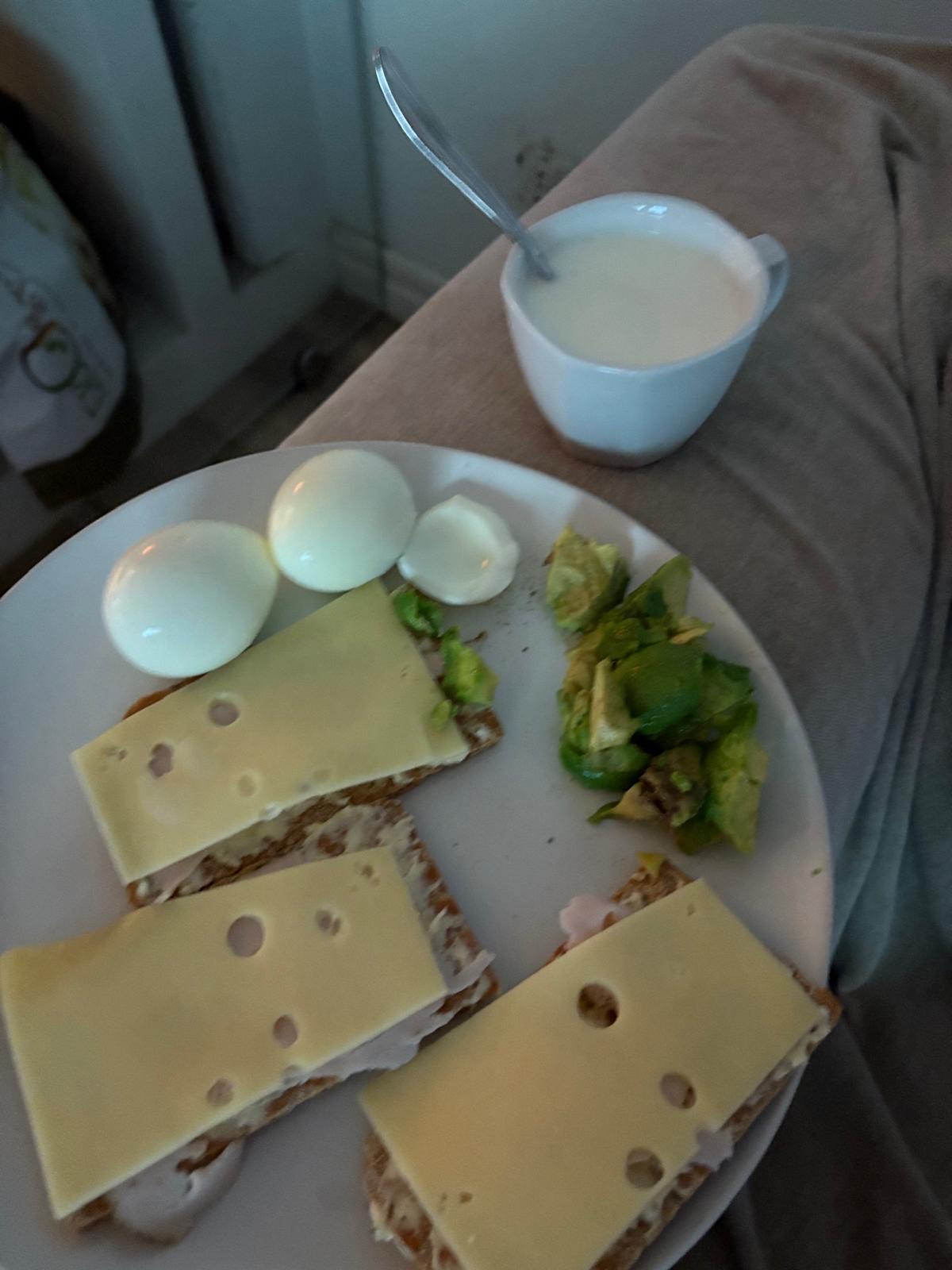 Knäckebröd med ost och ägg