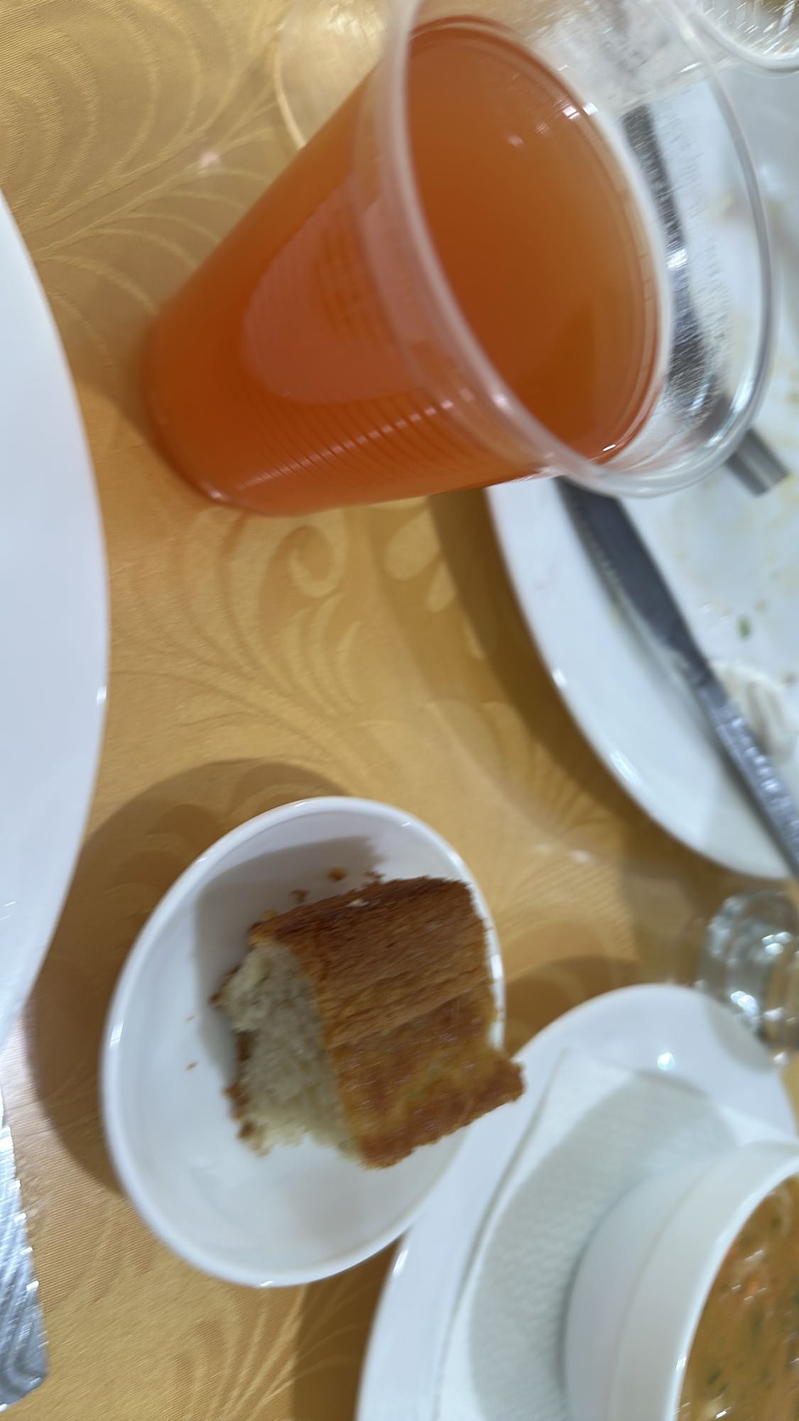 pan y bebida de fruta