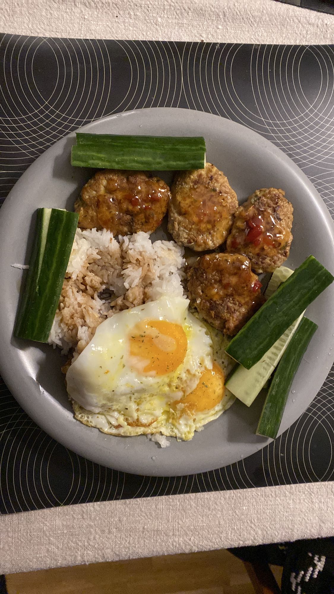 Ris, biffar, ägg & gurka