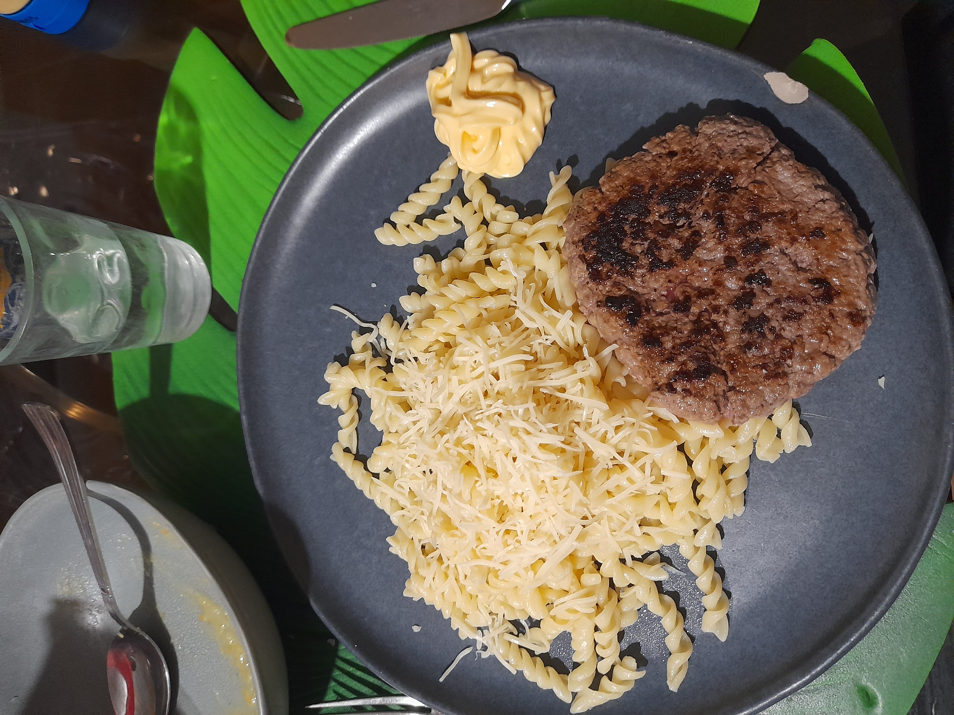 Pâtes, steak haché, fromage