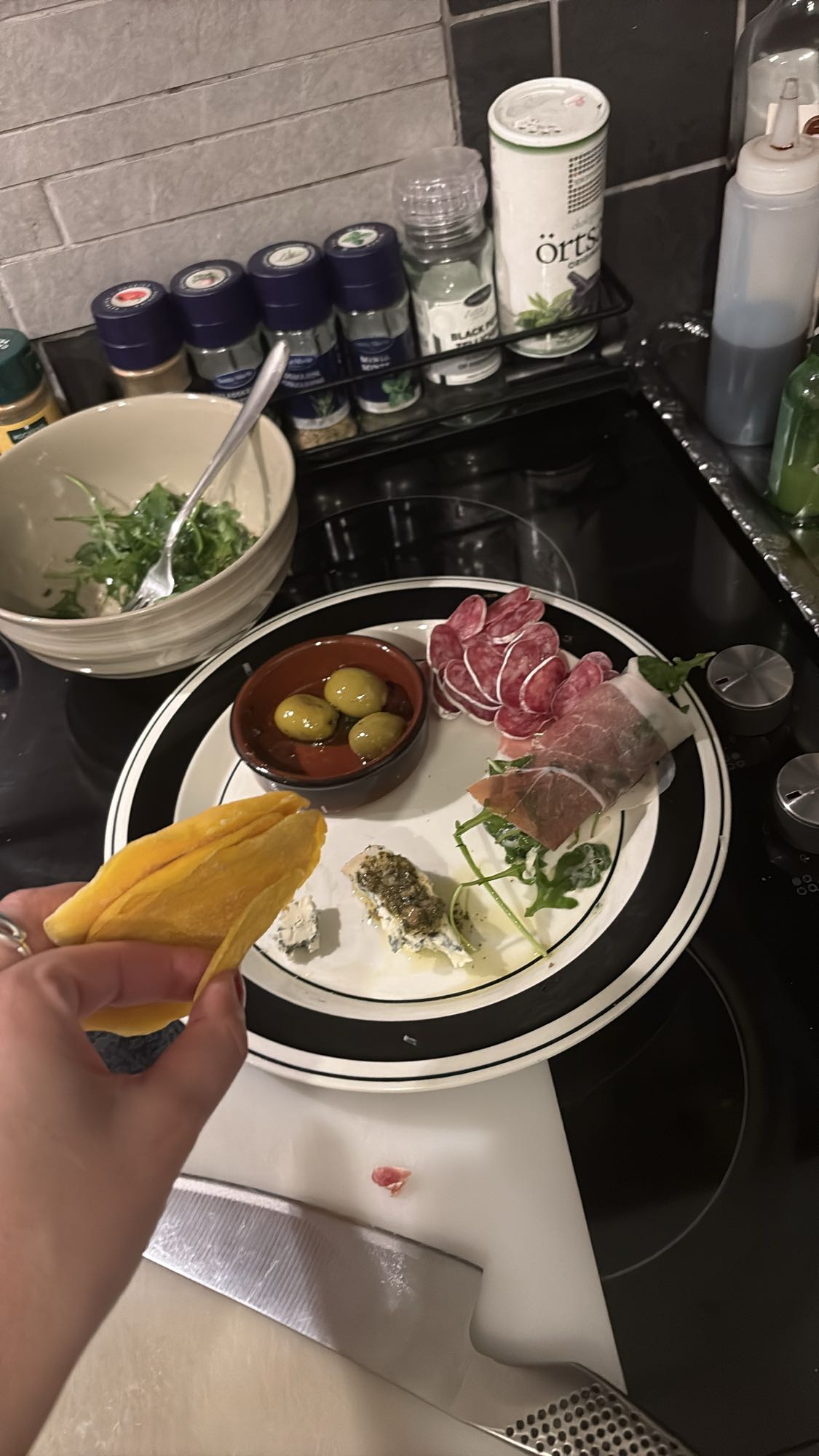 Charkbricka med ost och oliver