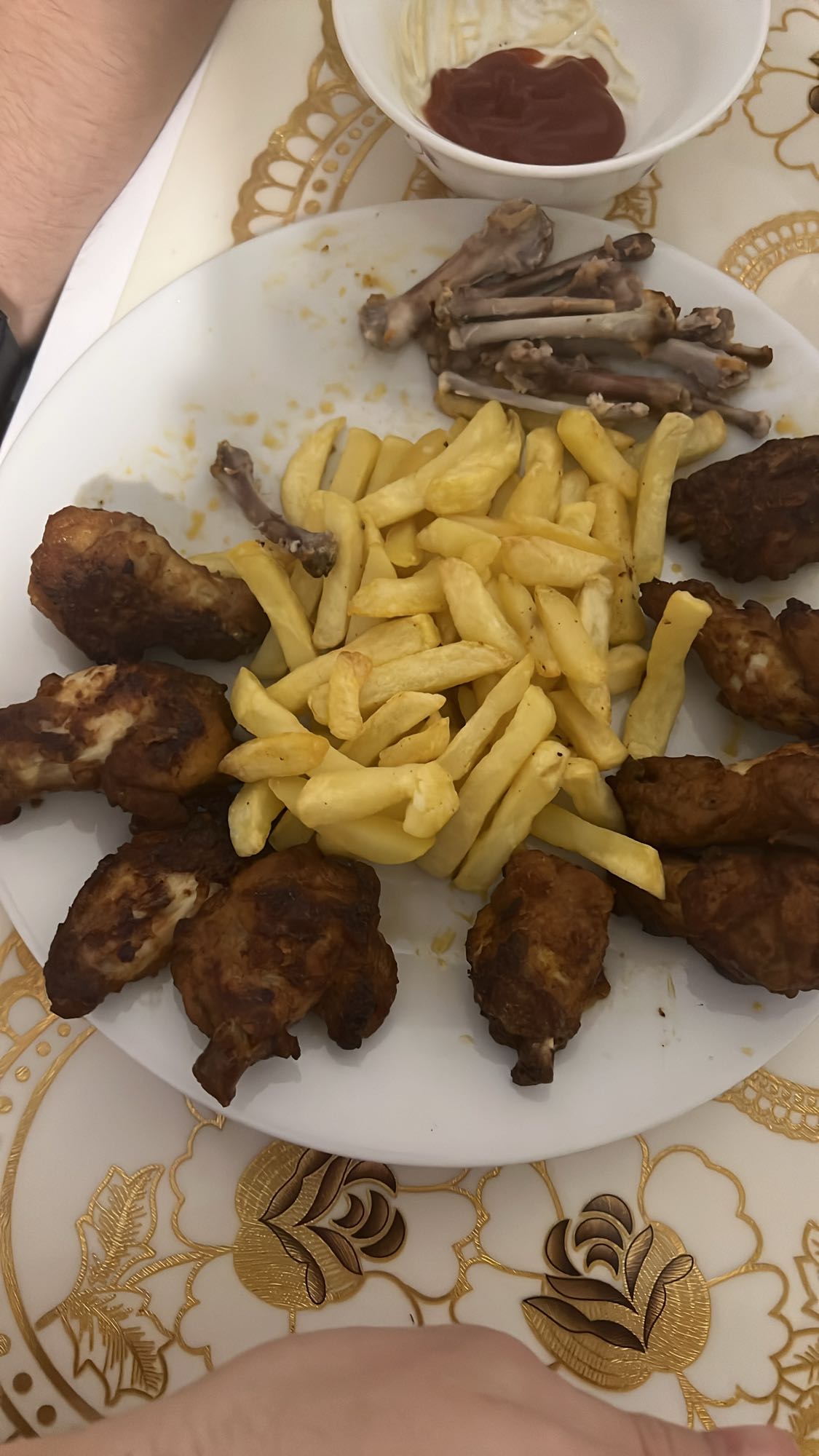 Aripioare cu cartofi prăjiți