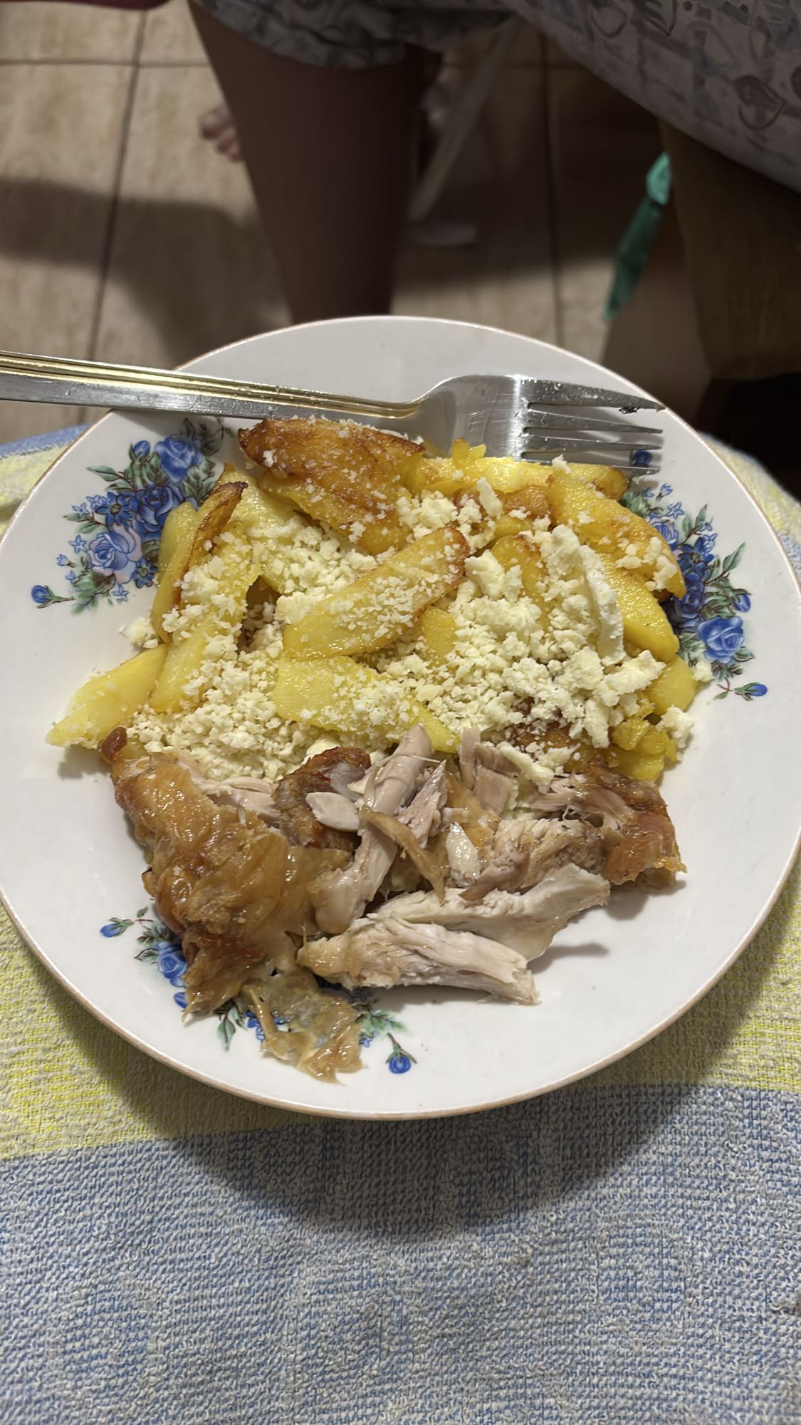 Cartofi cu brânză și pui