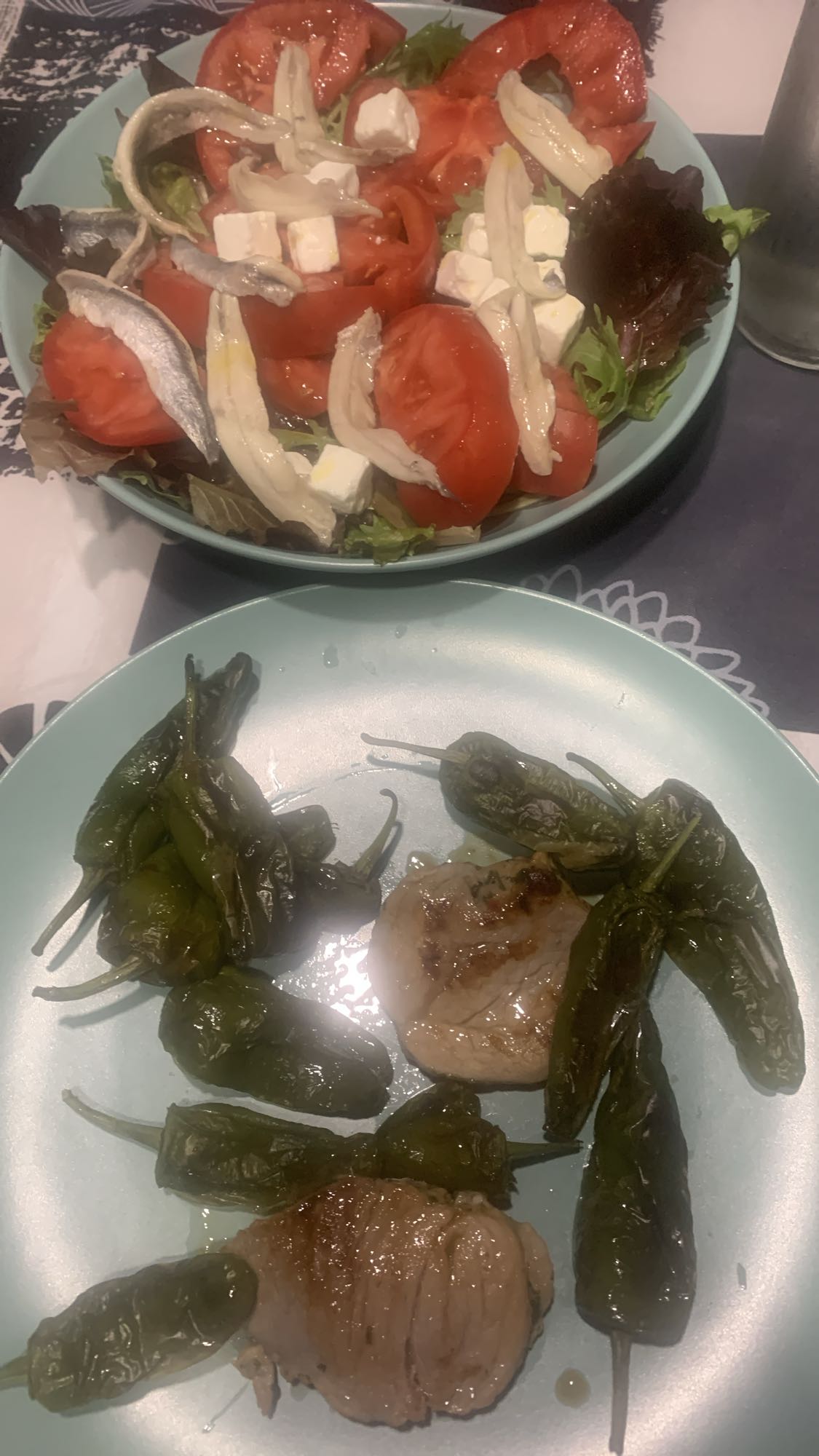 Ensalada y solomillo con pimientos