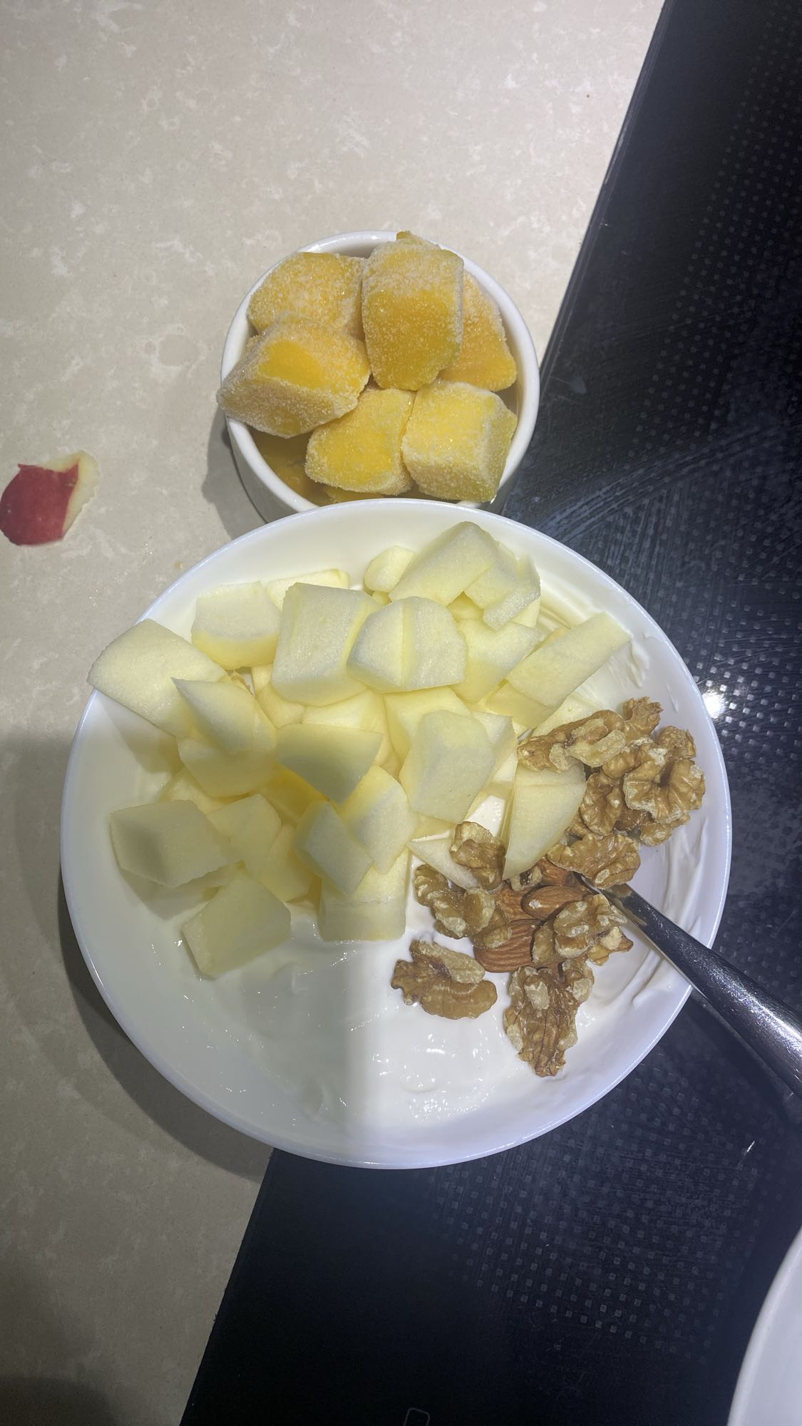 Yoghurt med frukt och nötter