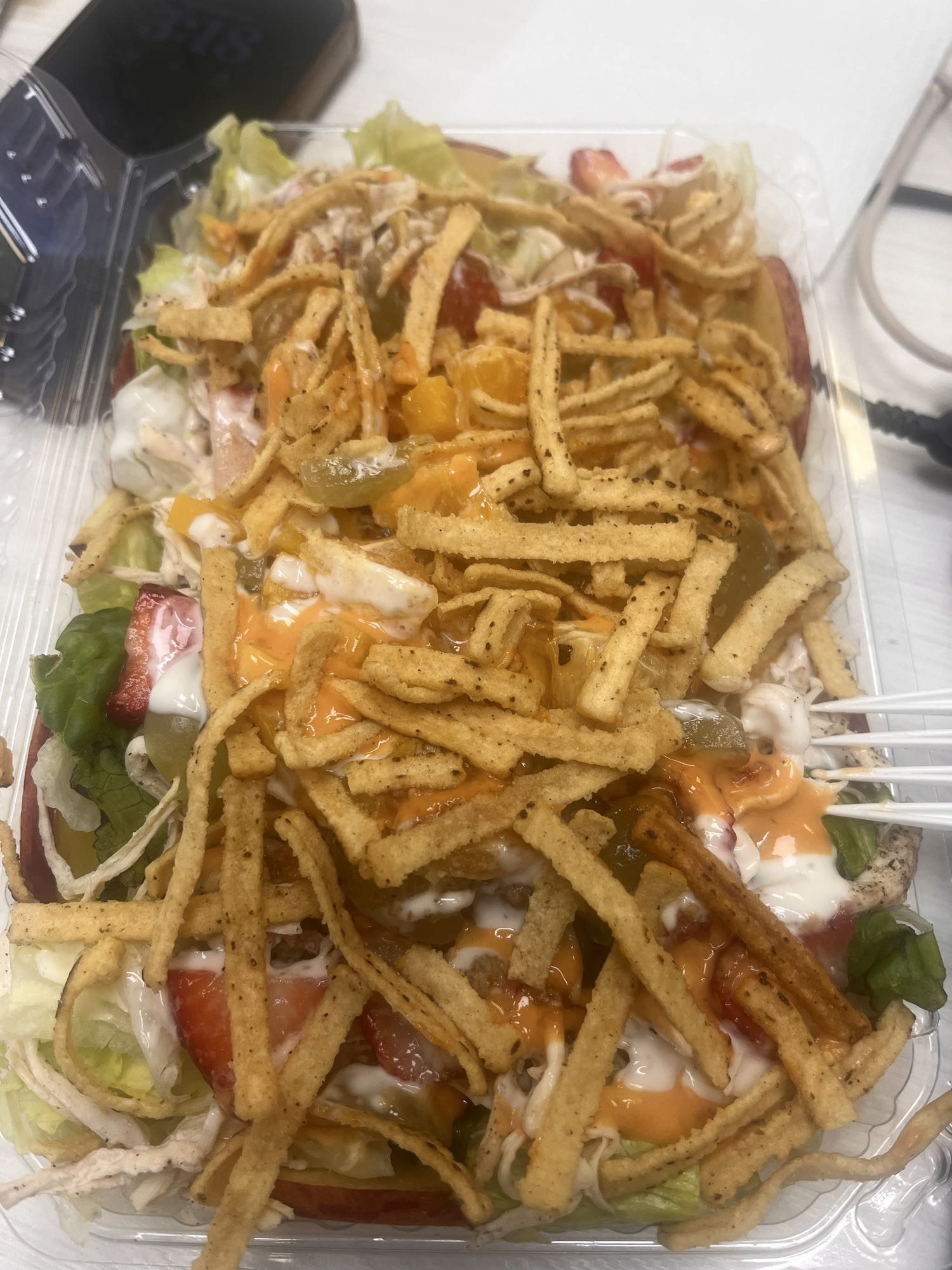 Ensalada con pollo y aderezo