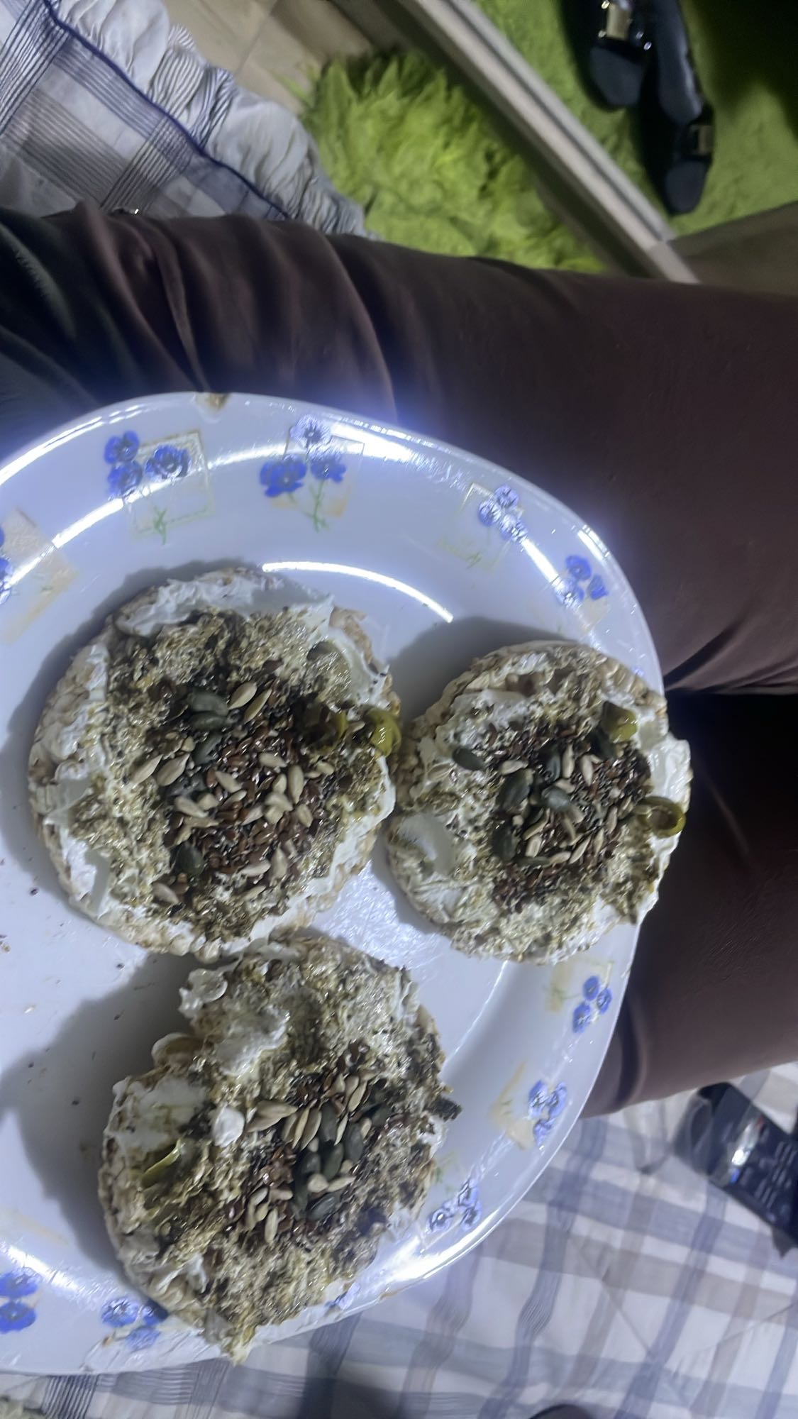 Rice cakes with seeds