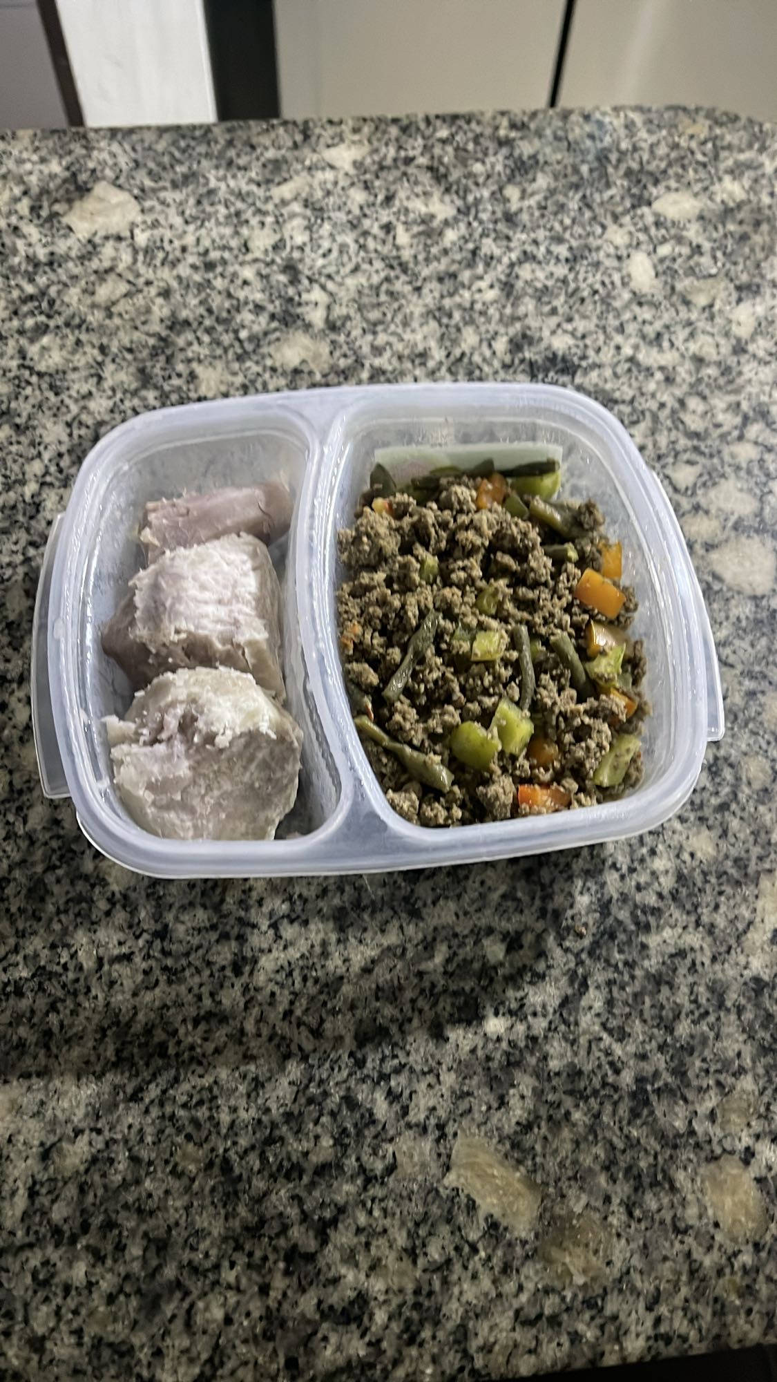 carne molida con verduras y yuca