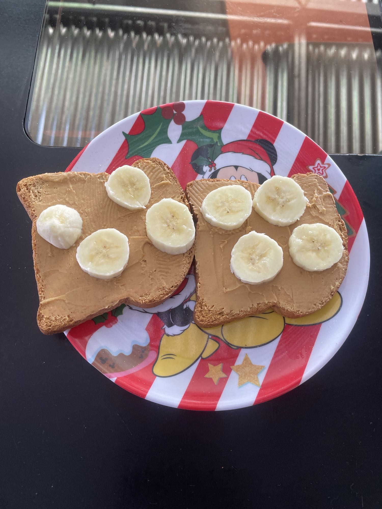 Tostadas con crema de cacahuate y plátano