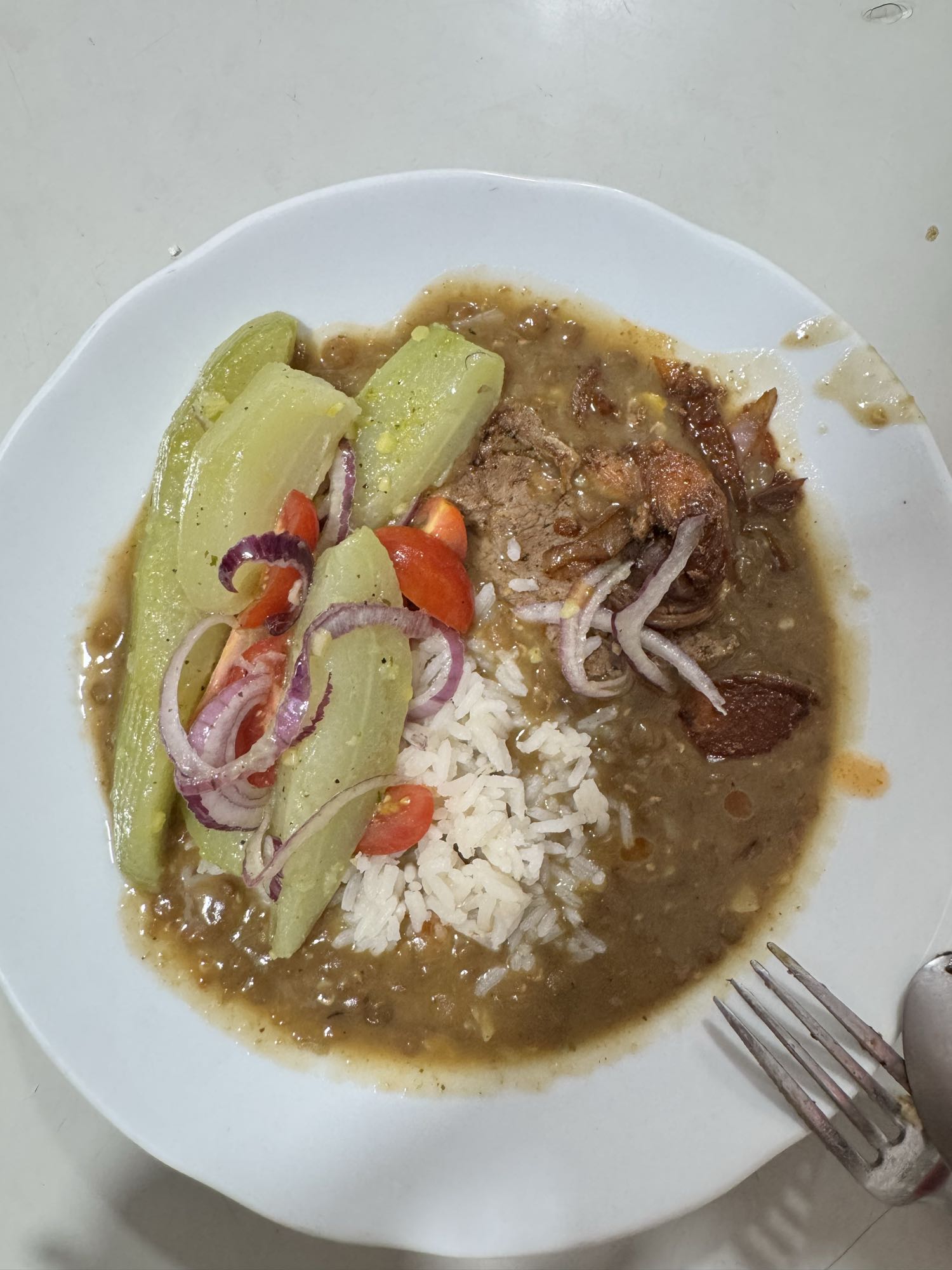 Arroz, carne, feijão e legumes