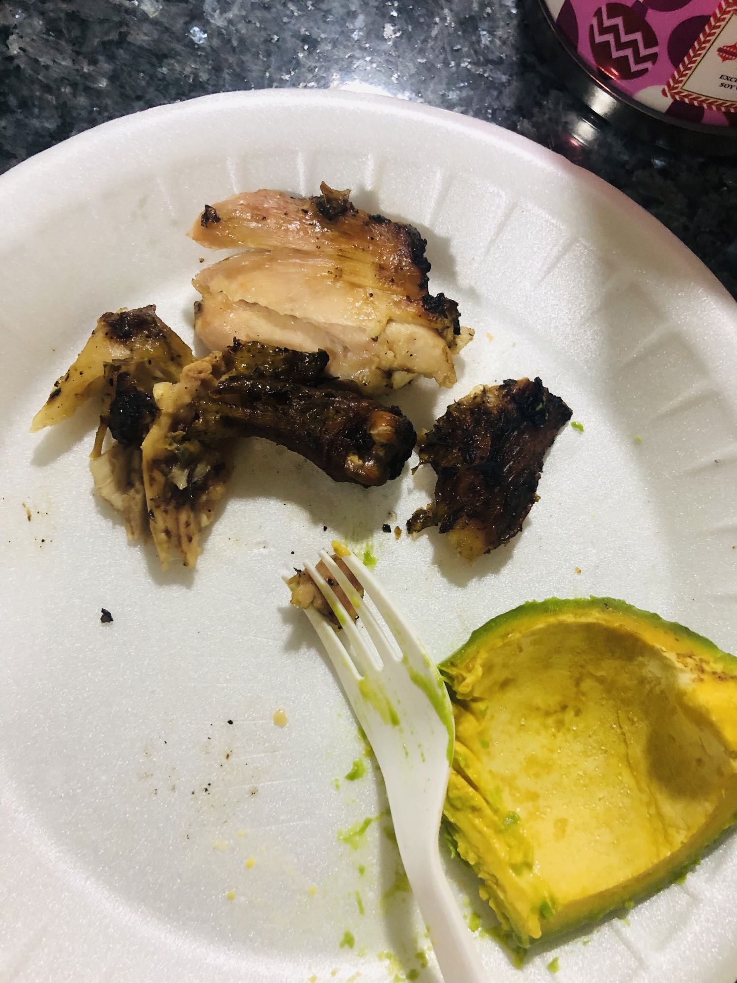 Pollo asado y aguacate
