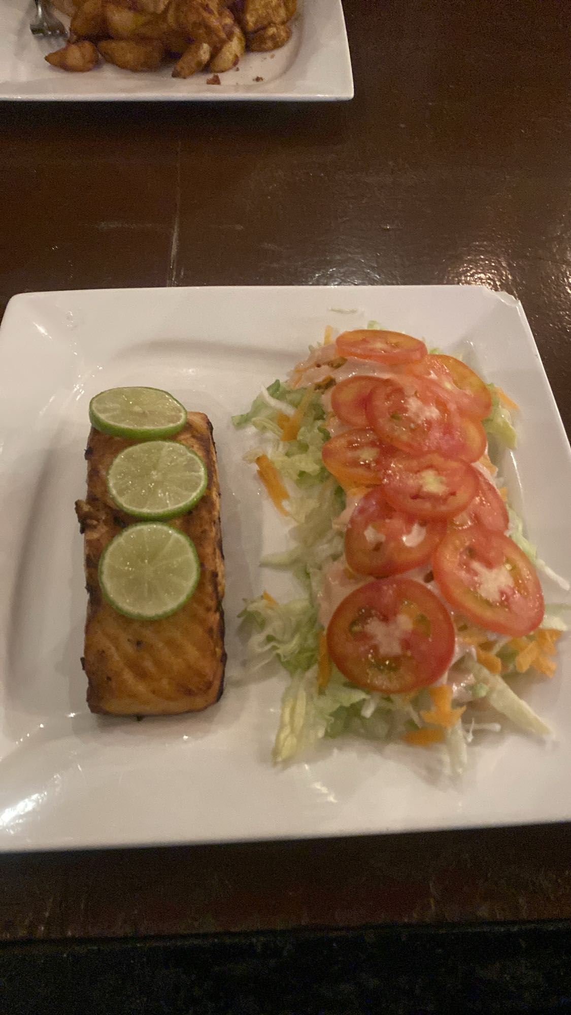 salmón con ensalada fresca