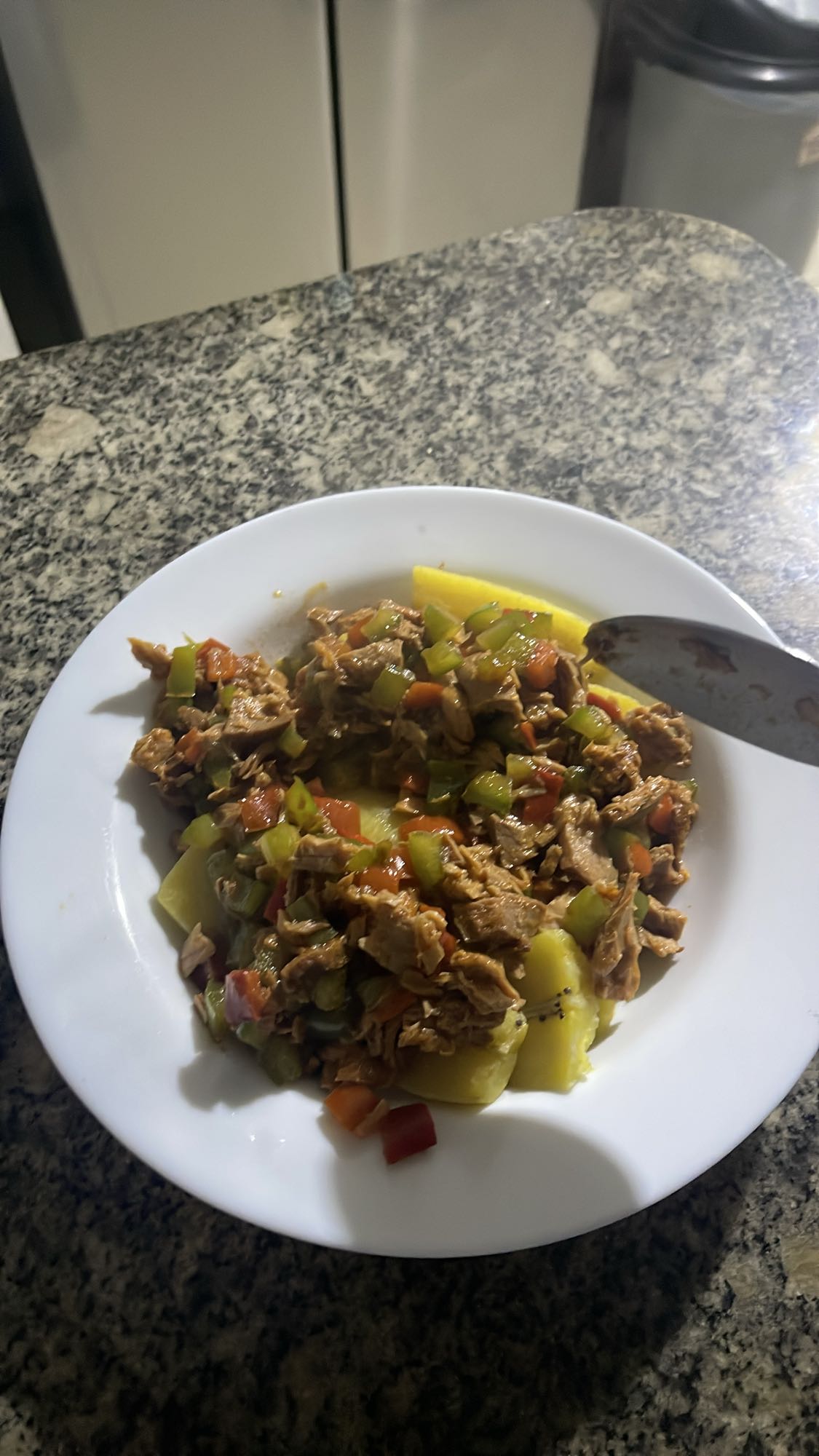 Atún con papas y verduras