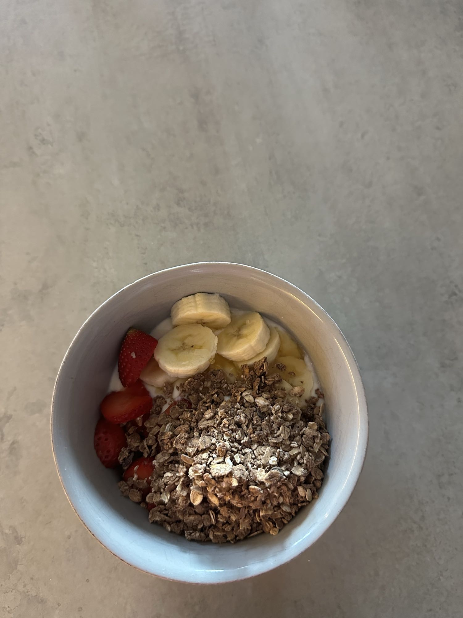 Yogur con frutas y granola