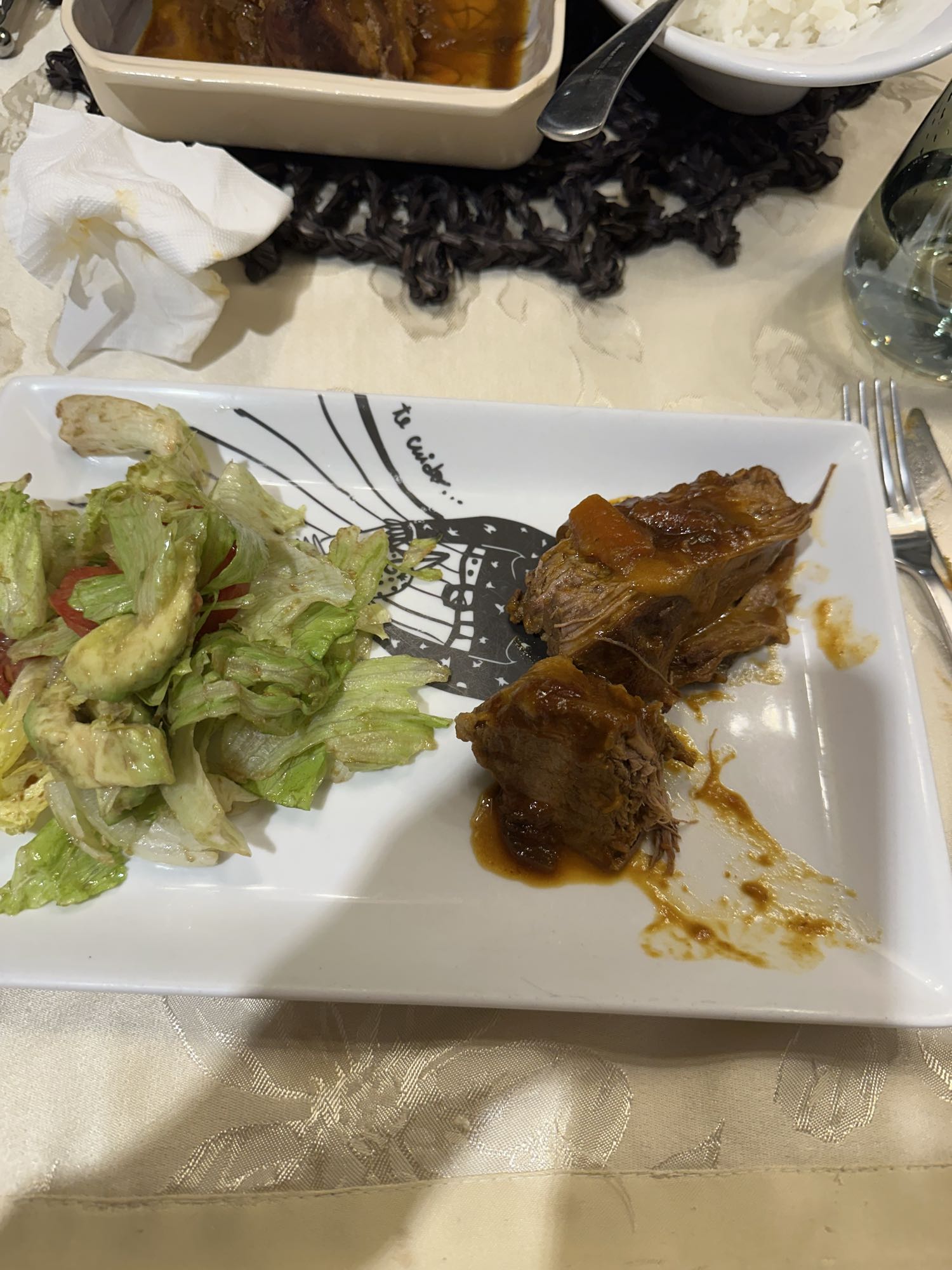 Carne guisada con ensalada