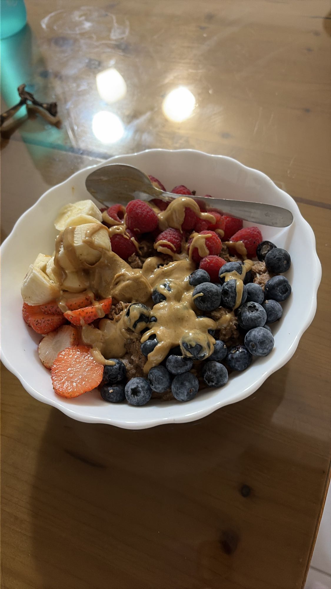 Terci de ovăz proteic cu fructe și unt de arahide