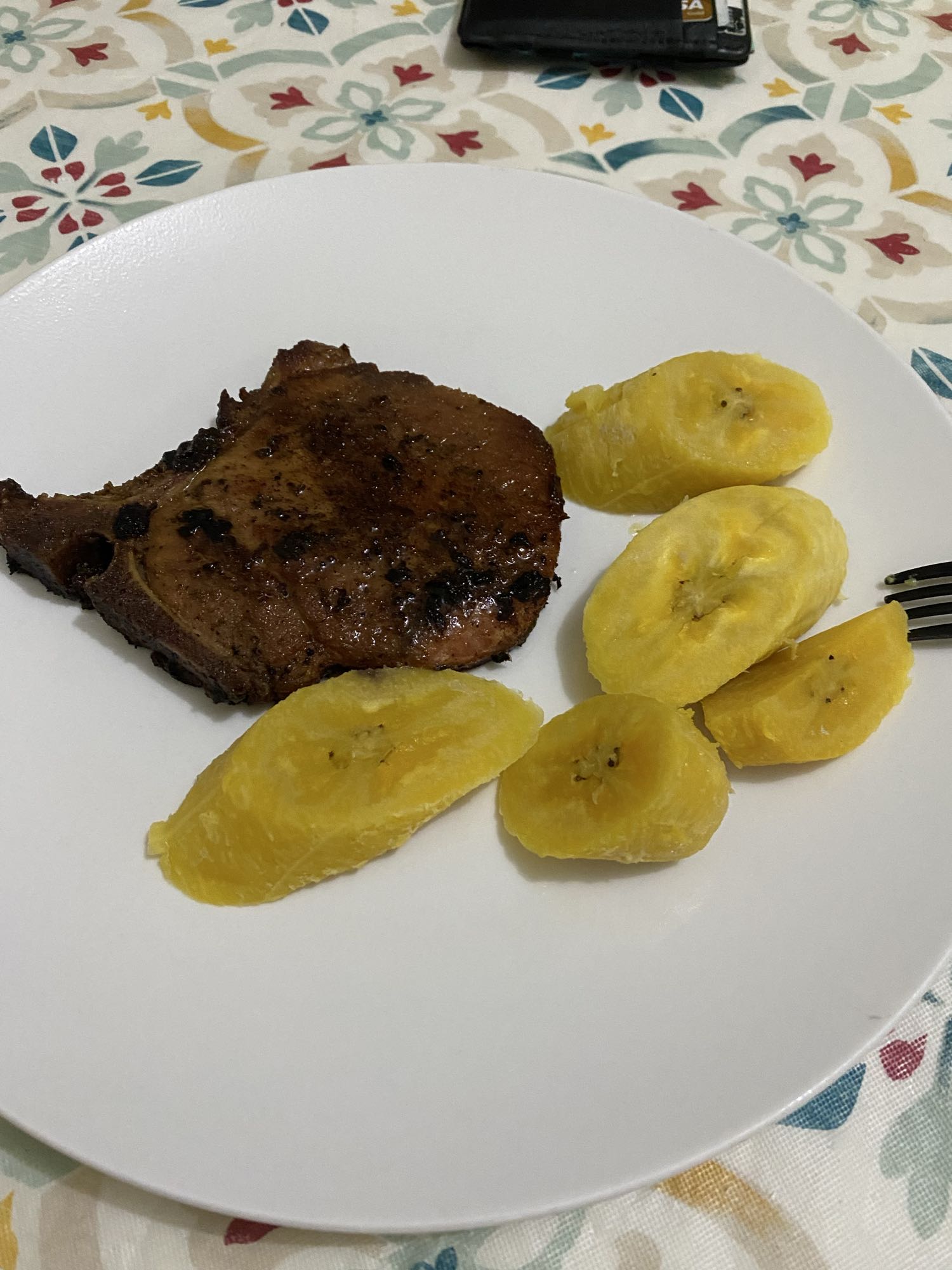 Cerdo con plátano hervido