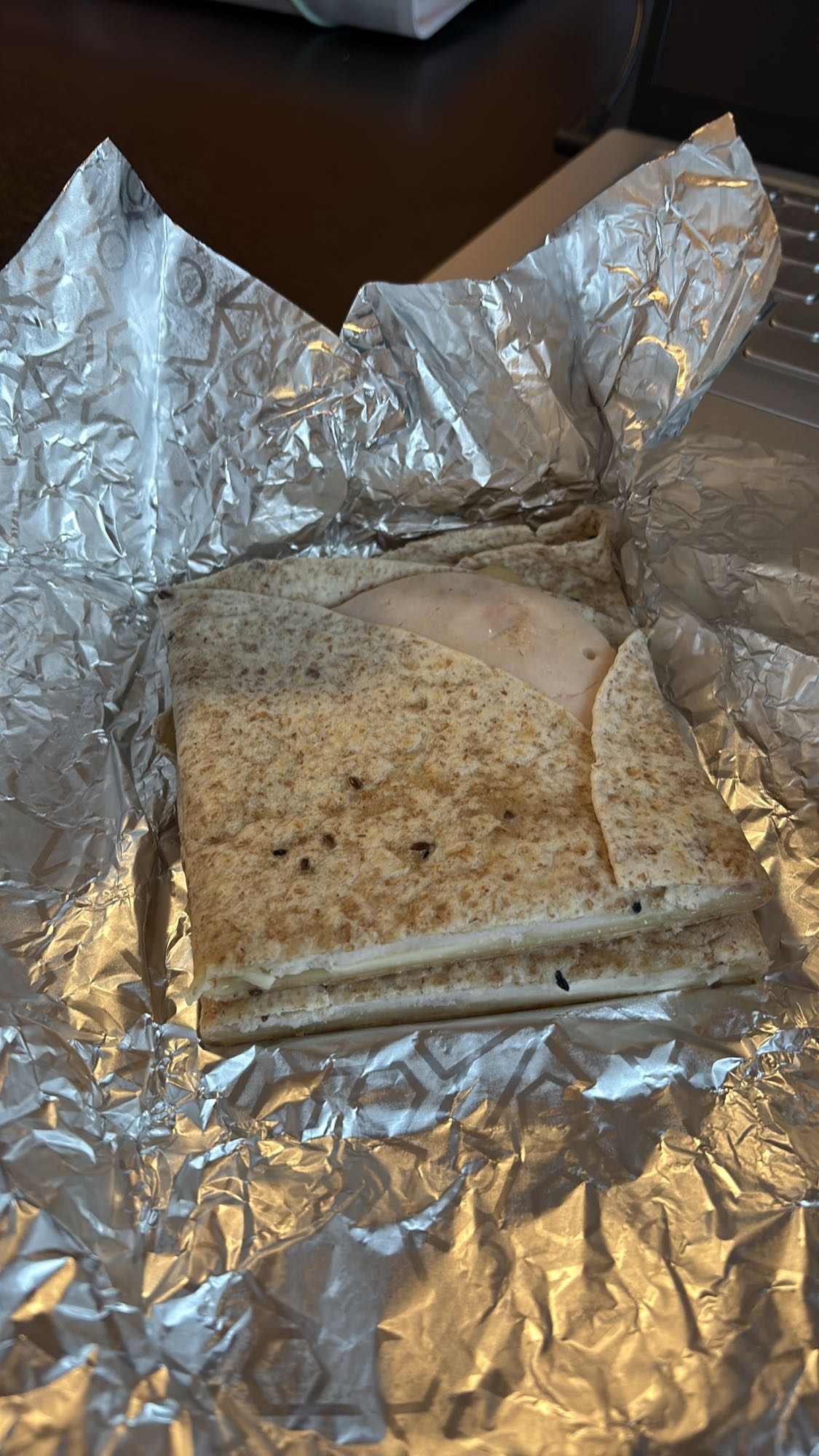 Sandviș cu lipie și șuncă