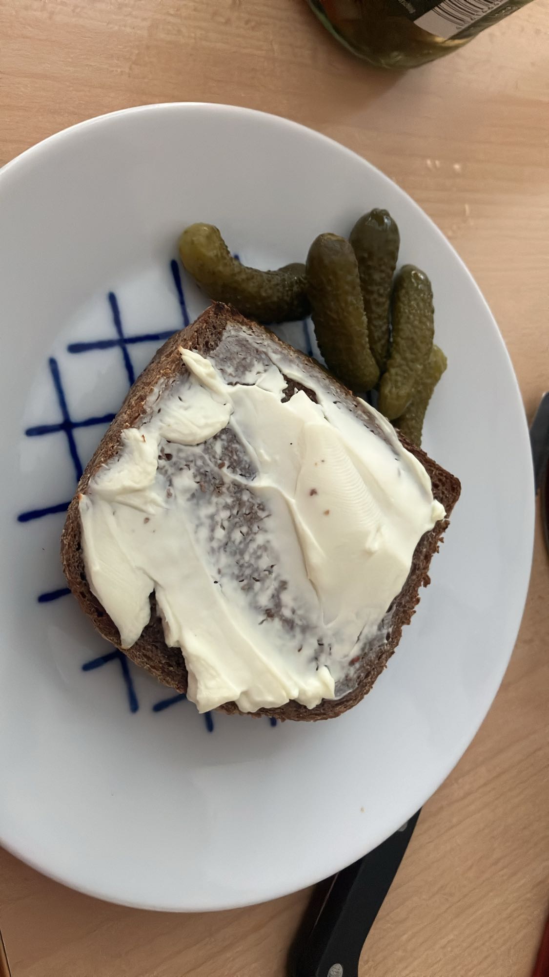 Pão integral com cream cheese light e picles