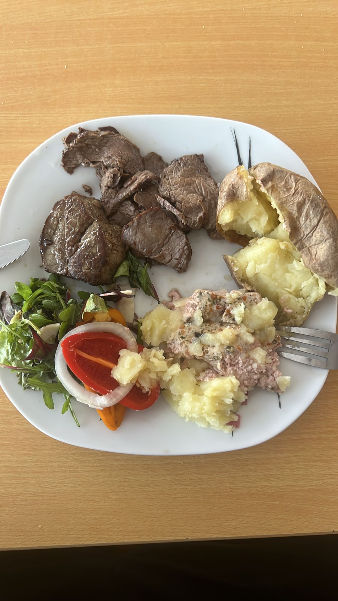 Friptură cu cartofi și salată