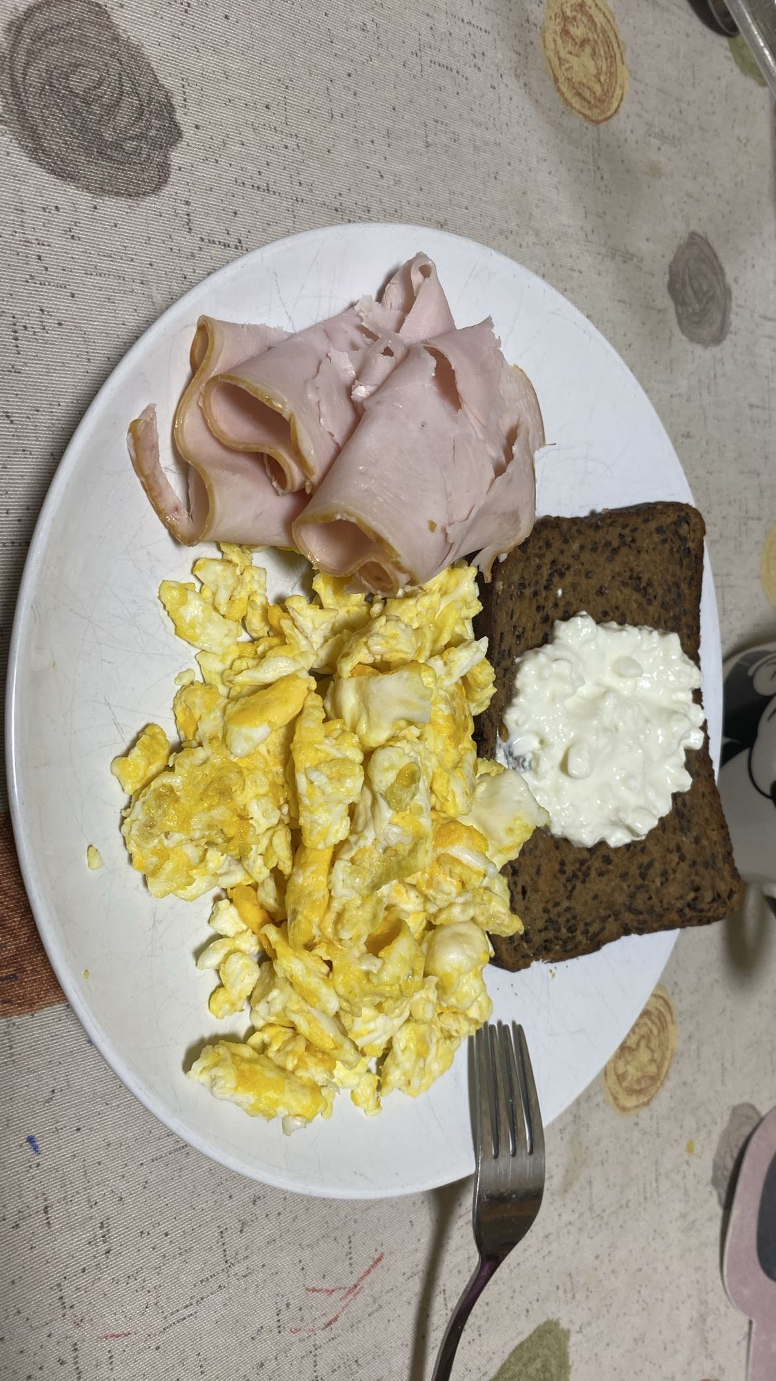 Desayuno con huevo y pan