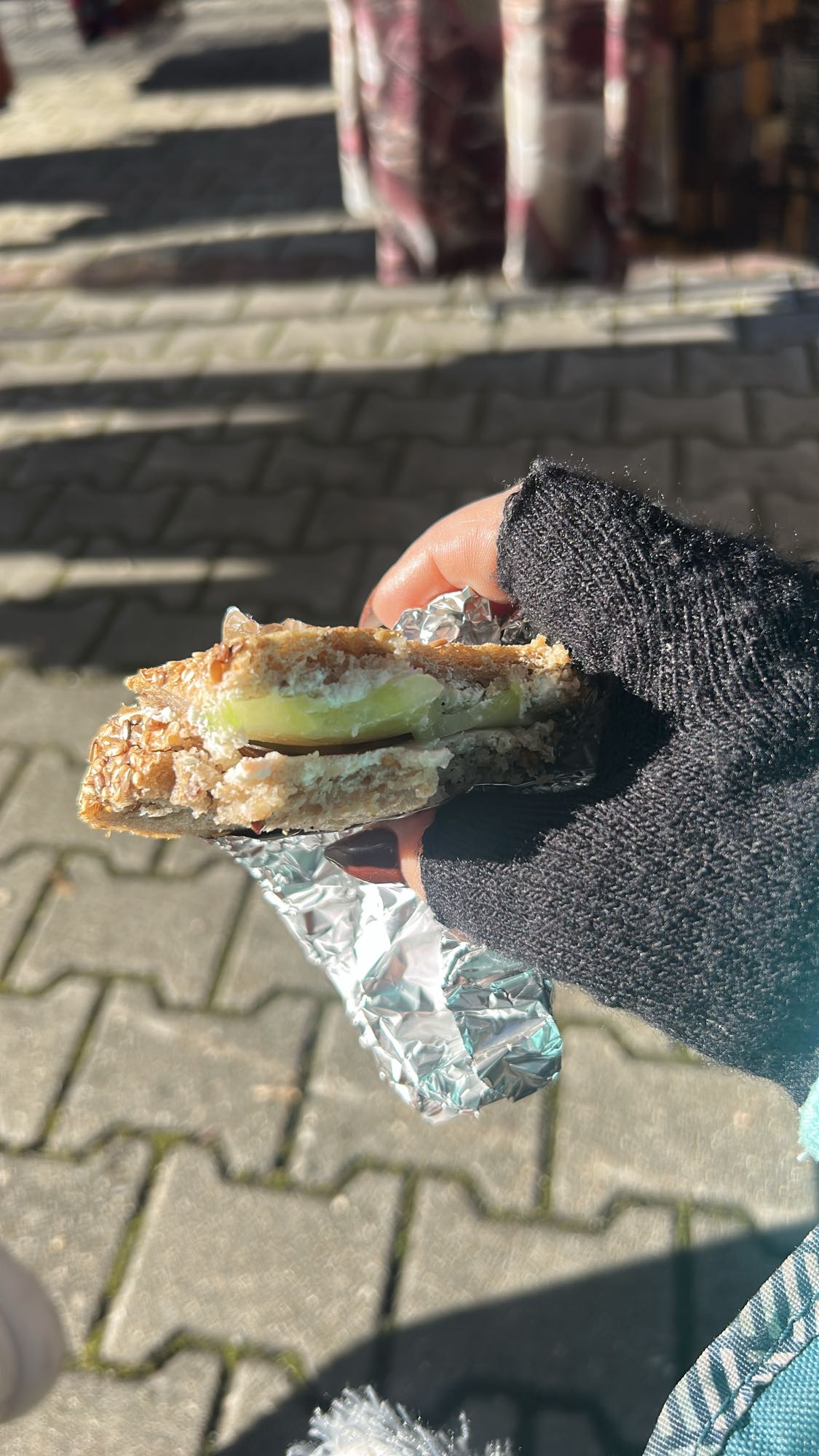 kanapka z serem i ogórkiem