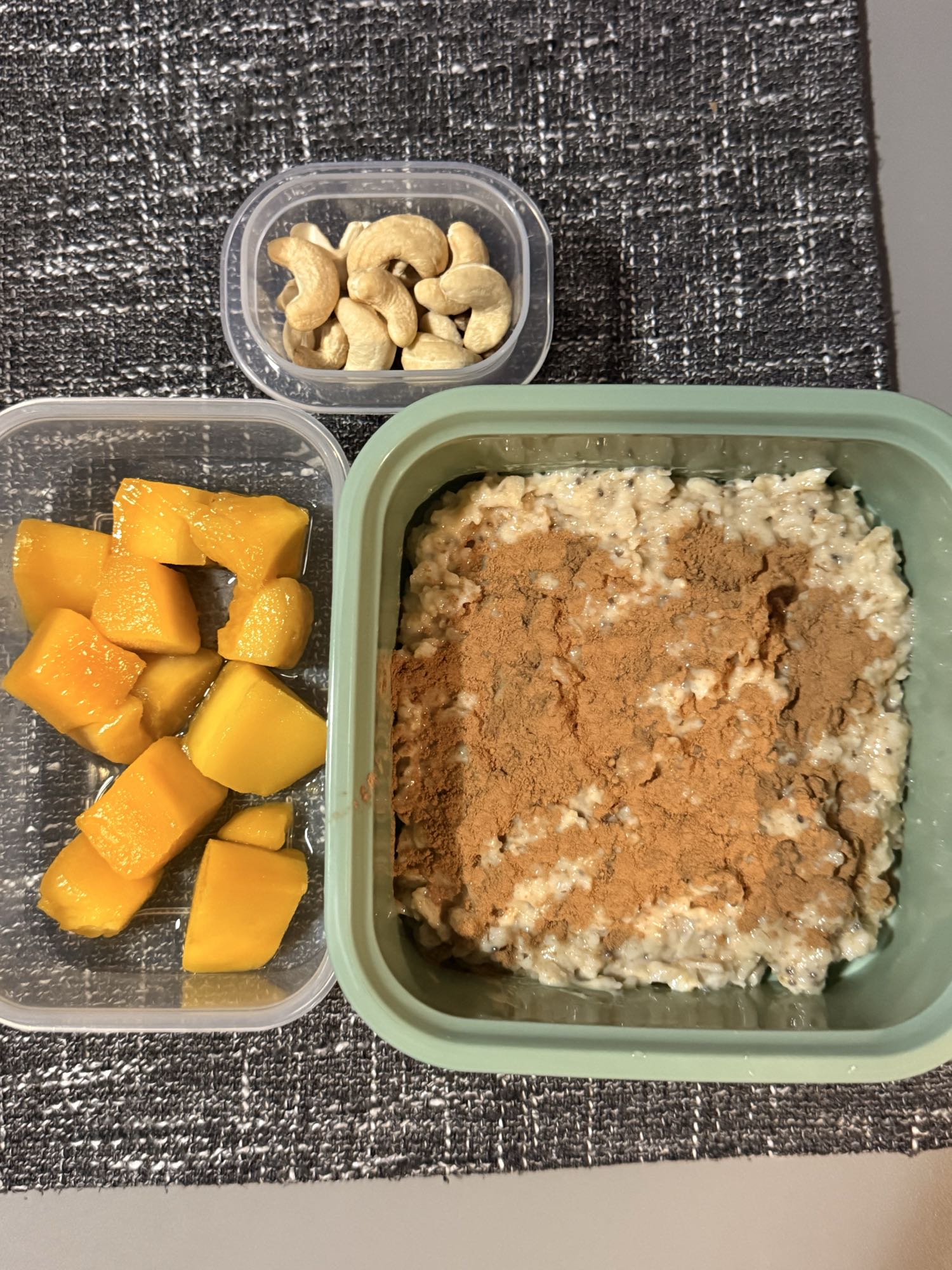 Mic dejun cu ovăz și mango