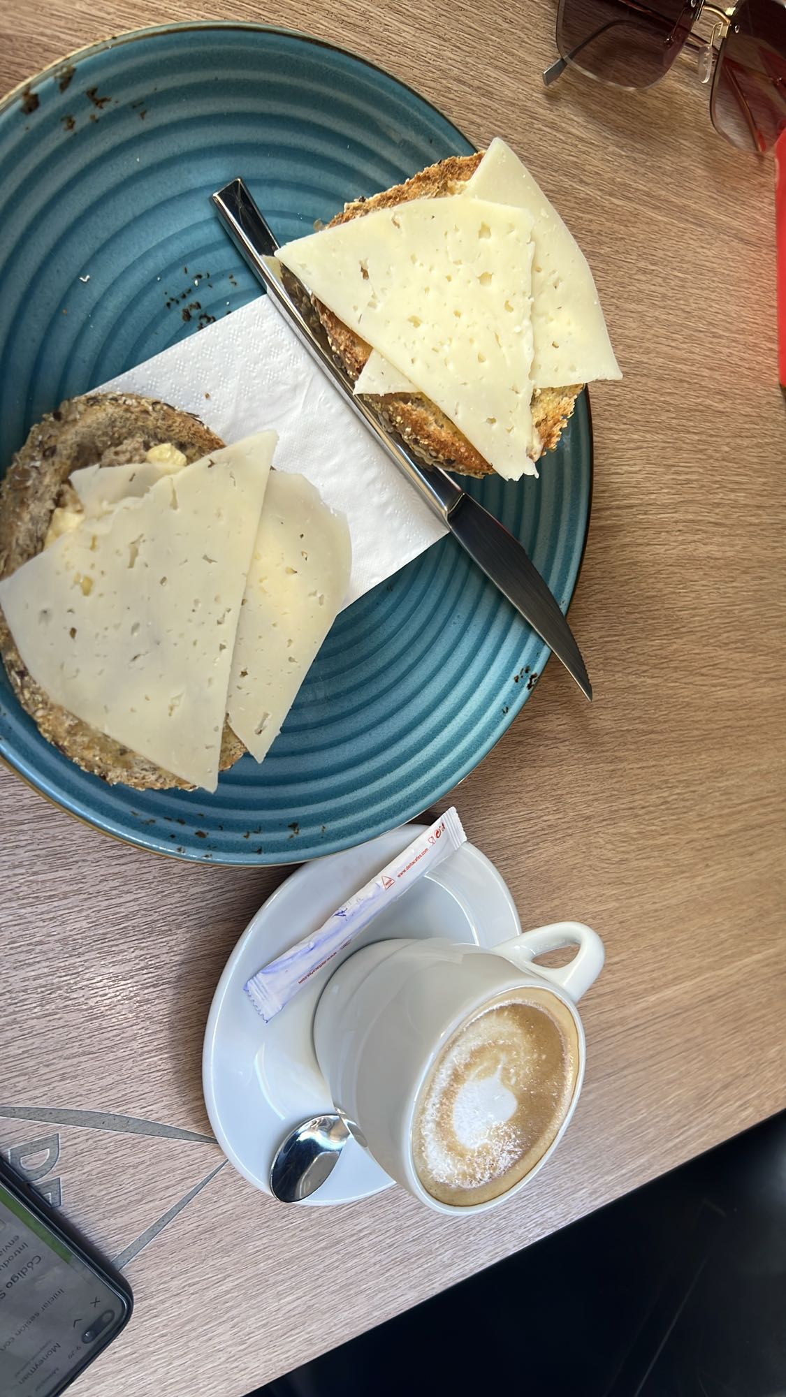 Pan integral con queso y café