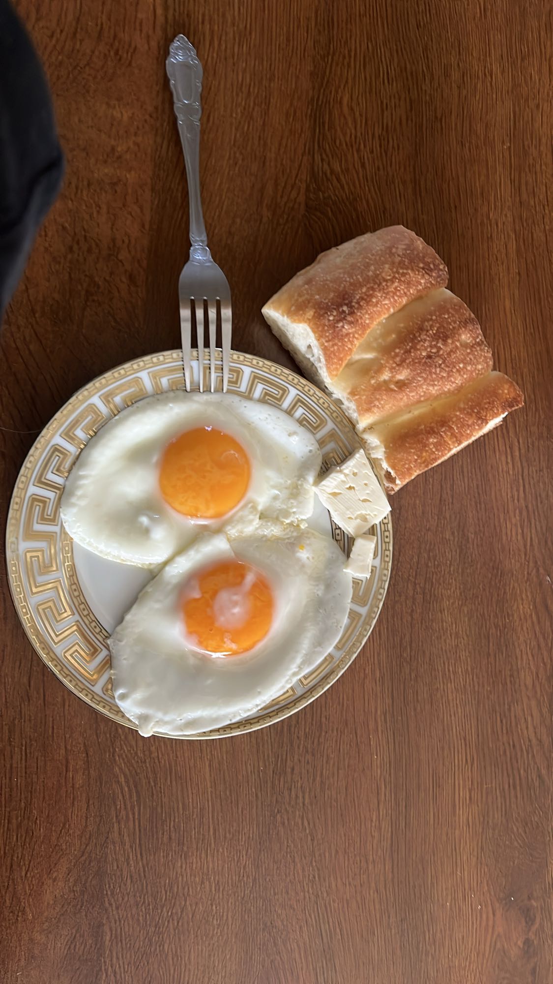 Яичница с хлебом и сыром