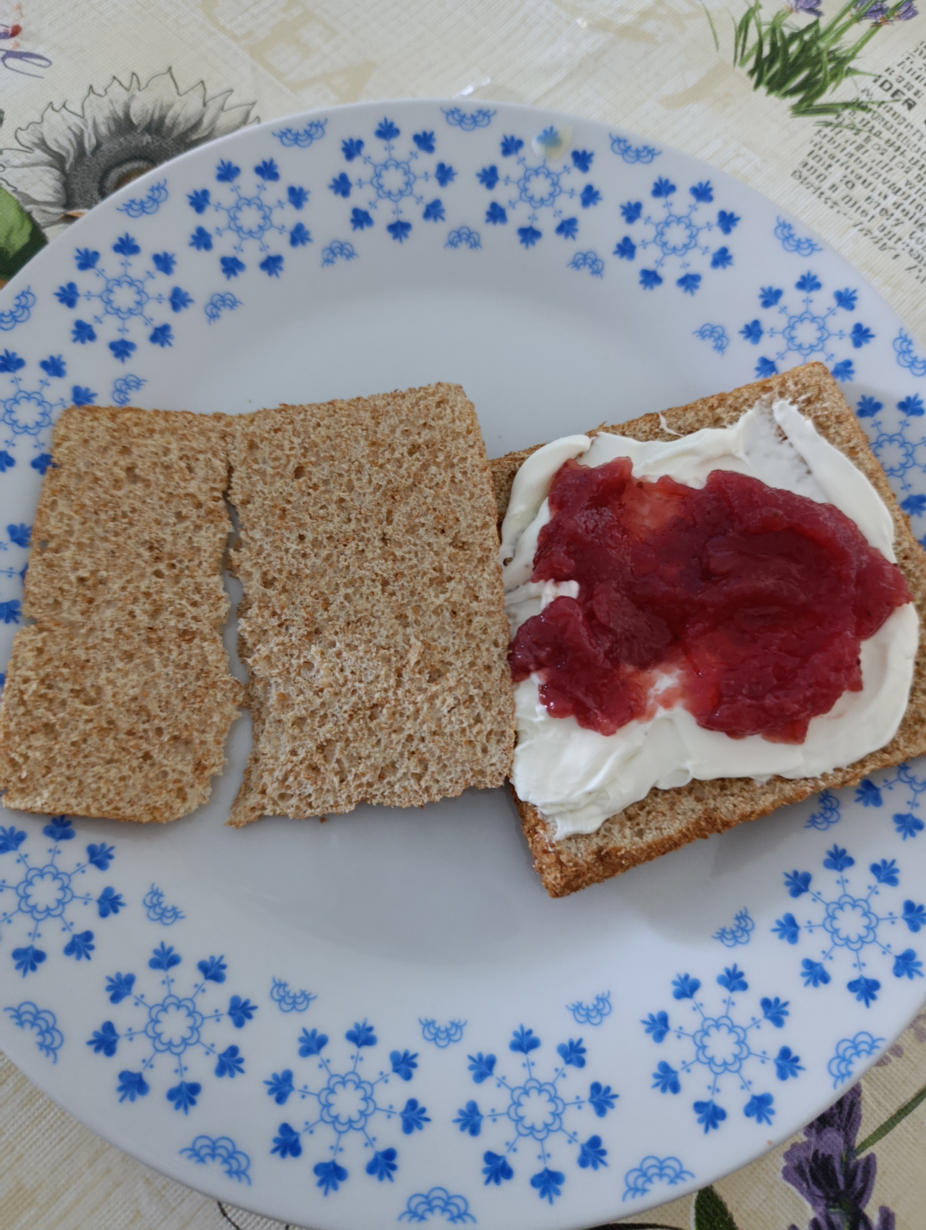 Pan crujiente con crema y mermelada