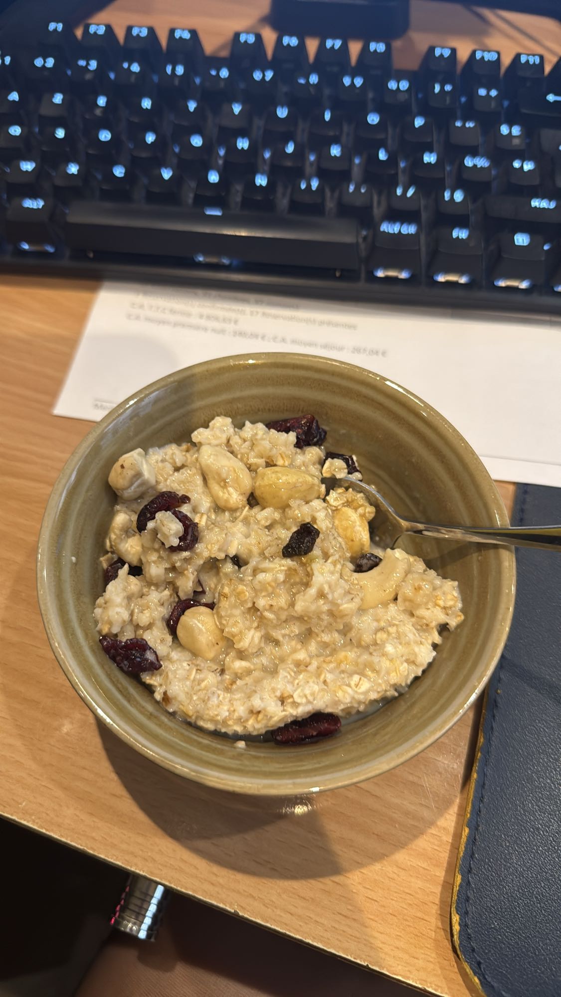 Porridge aux noix et fruits