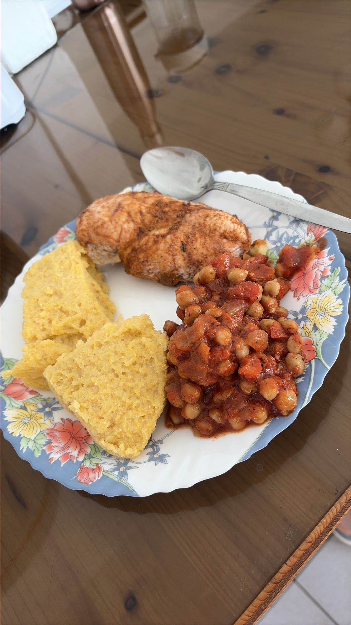 Piept de pui la cuptor fără ulei cu mămăliguță și mâncărica de năut