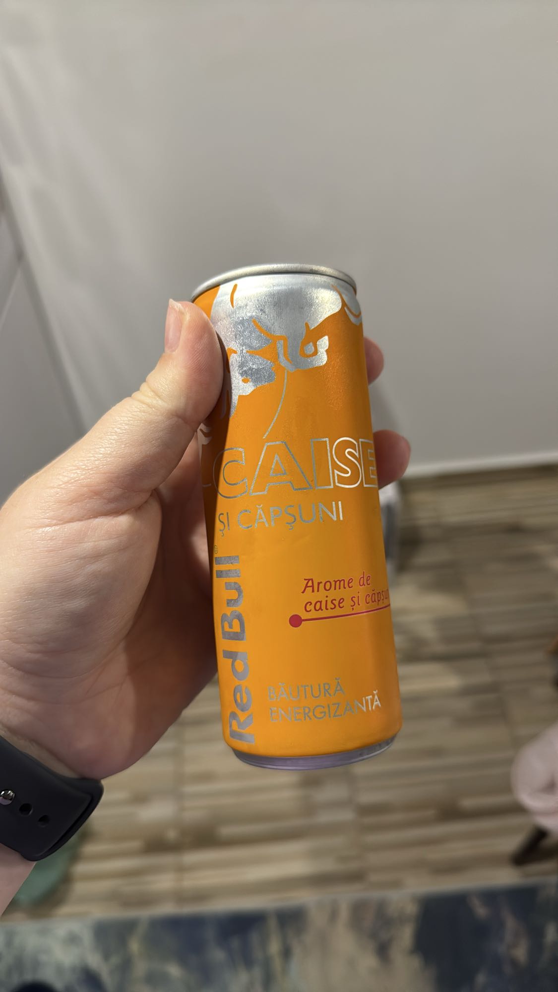 Red Bull caise căpșuni