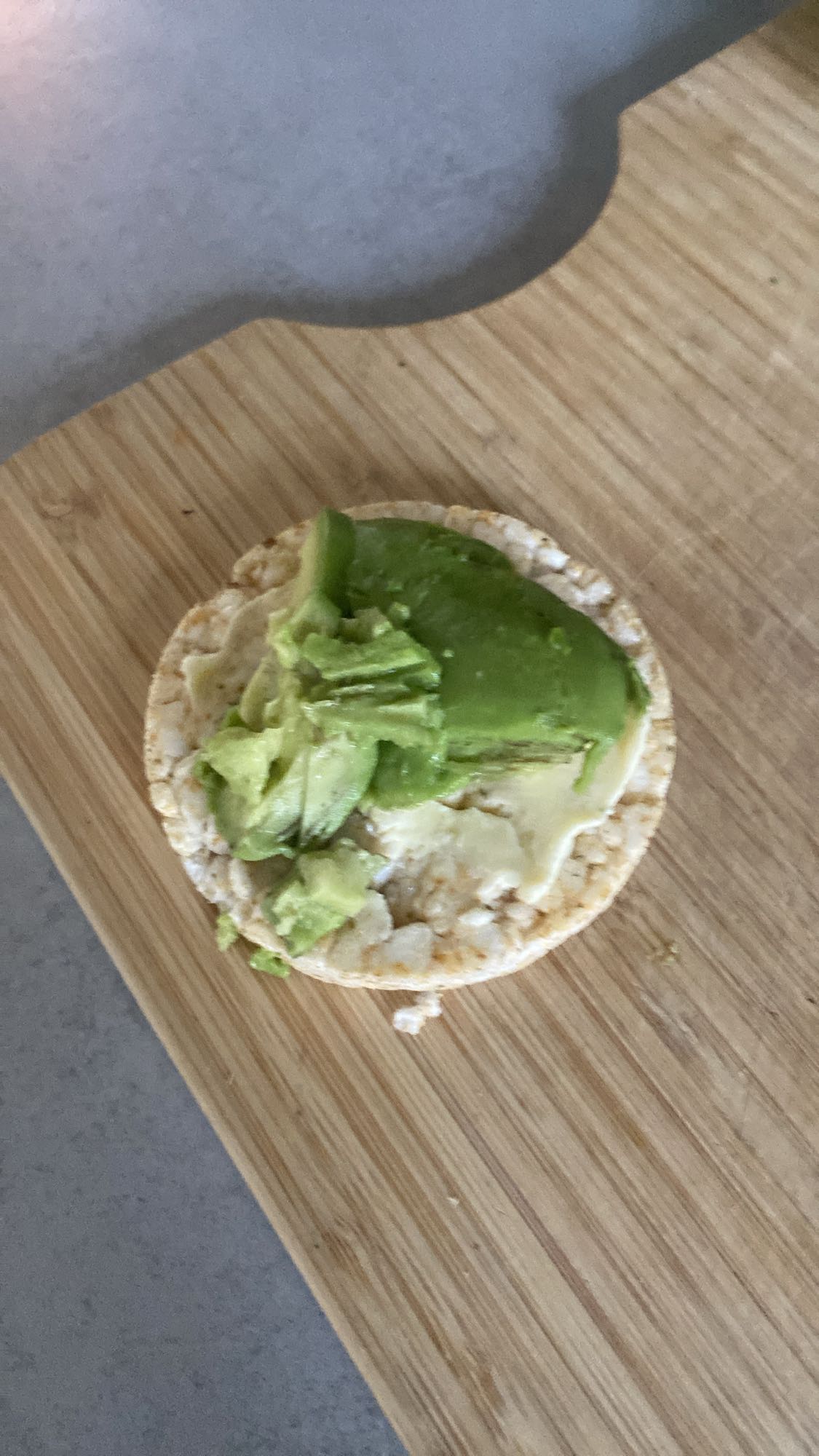 Riskaka med avokado & smör
