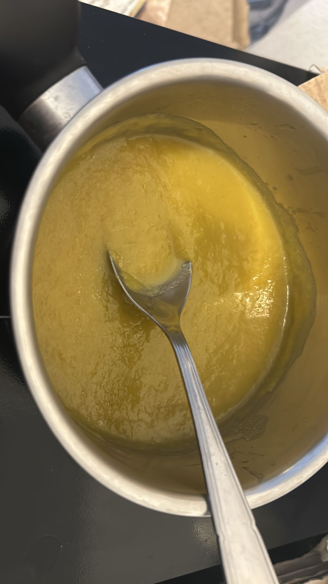 Soupe de légumes avec poireaux carottes céleri pommes de terre et patate douce