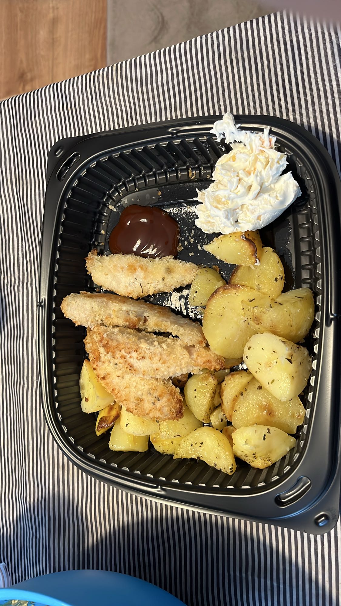 Панирани пилешки хапки с картофи