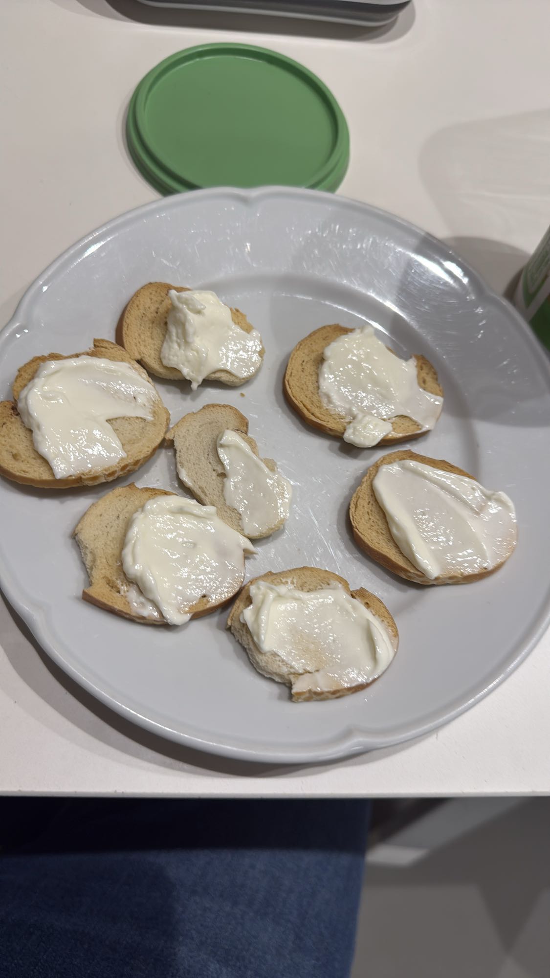 Tostadas con queso crema