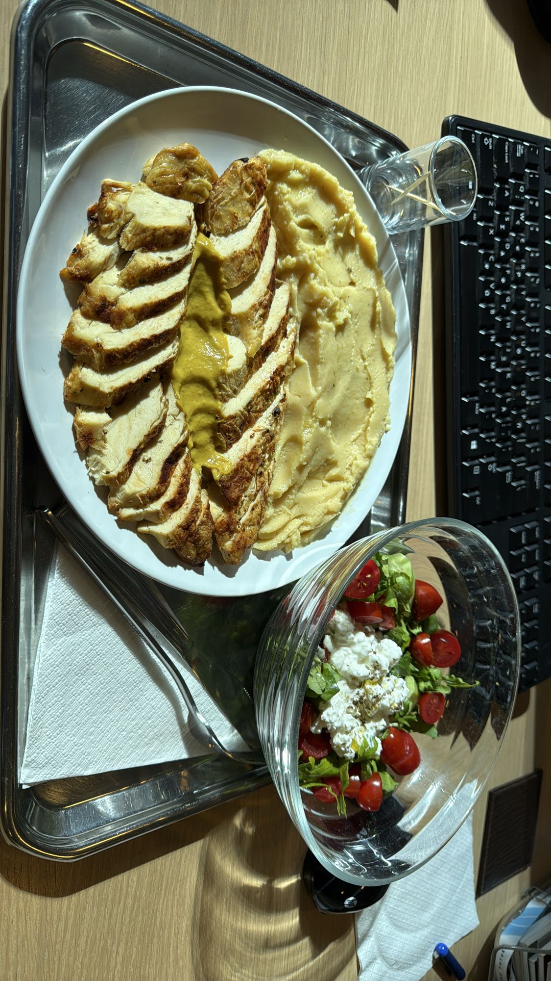 Κοτόπουλο με πουρέ και σαλάτα