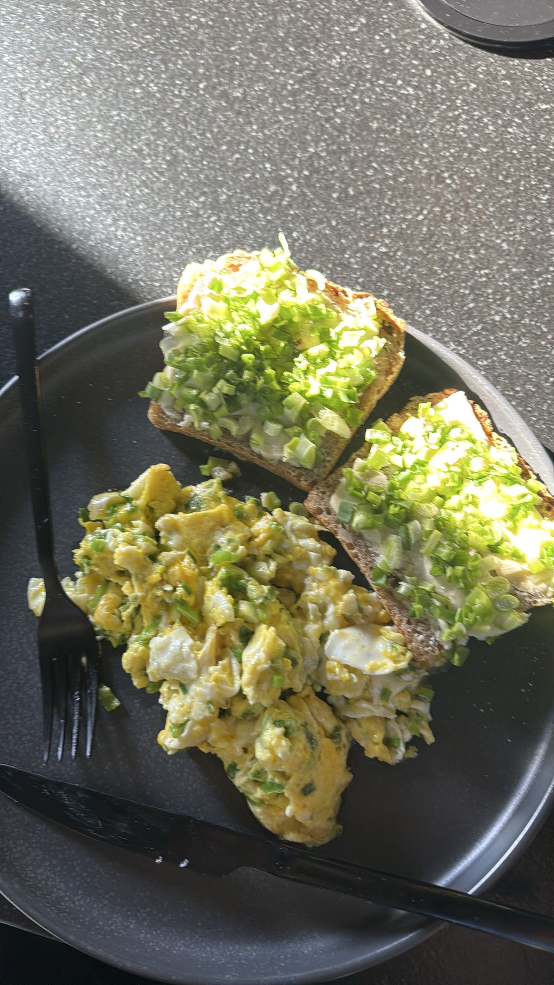 Jajecznica z chlebem