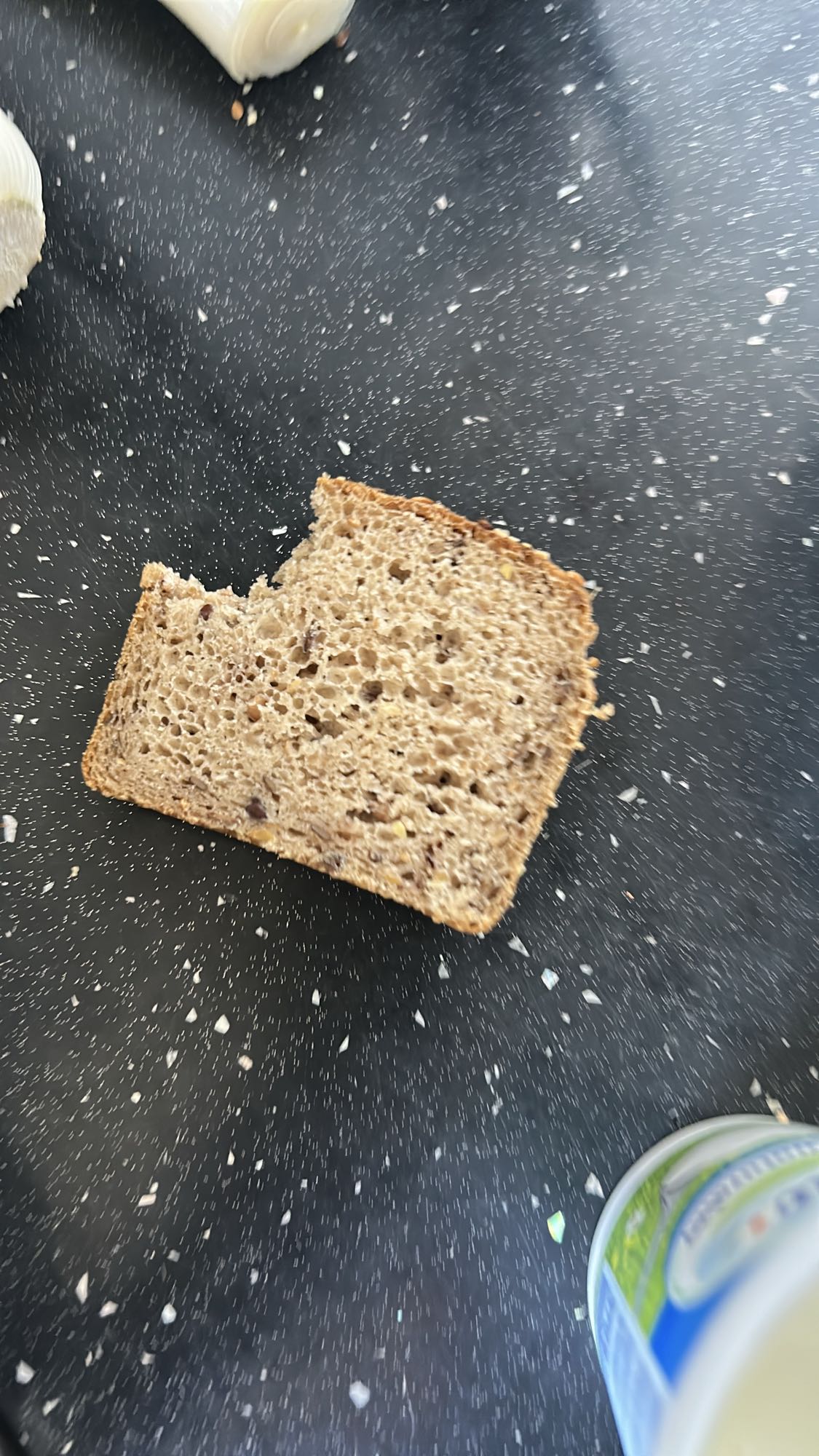 Kromka chleba pełnoziarnistego