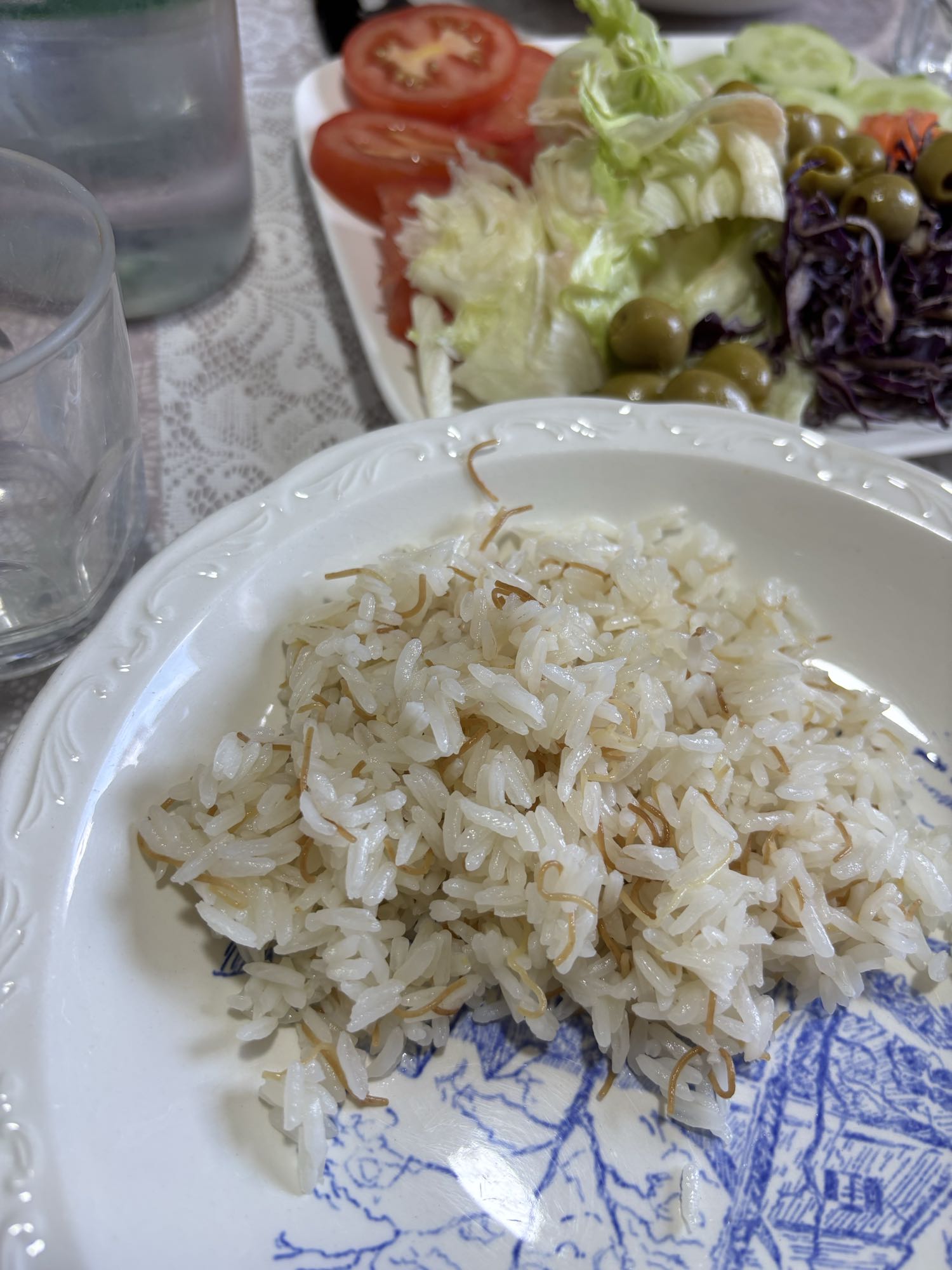 Riz aux vermicelles et salade