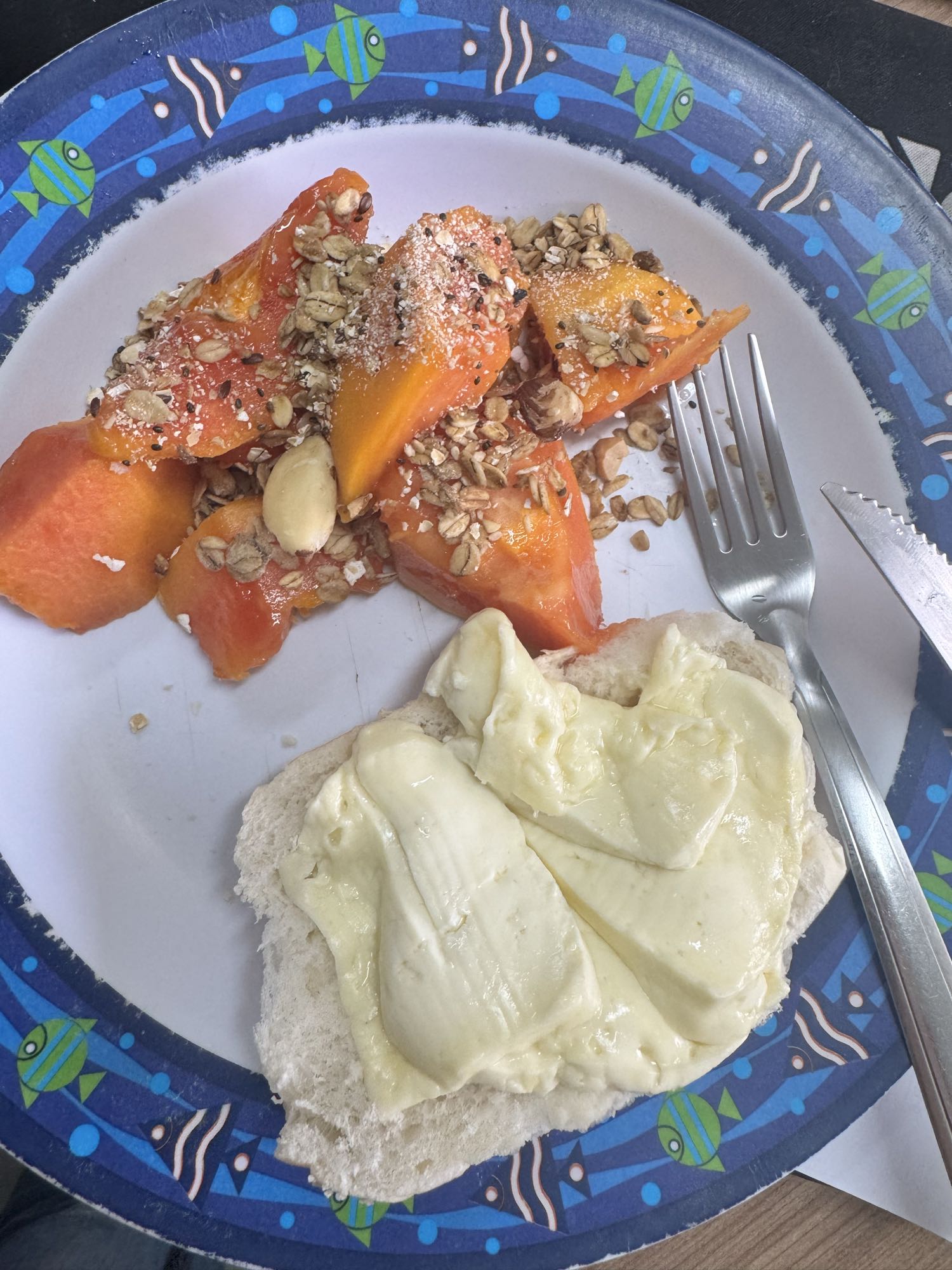 Mamão com pão e queijo