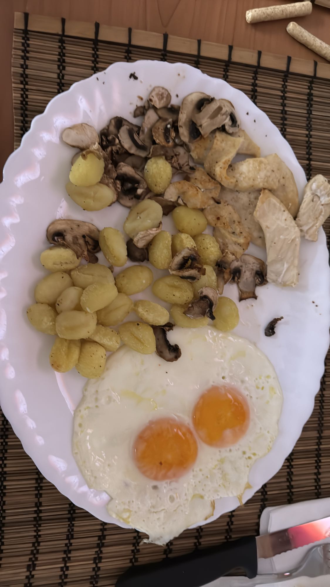 Huevos a la plancha, pollo y ñoquis