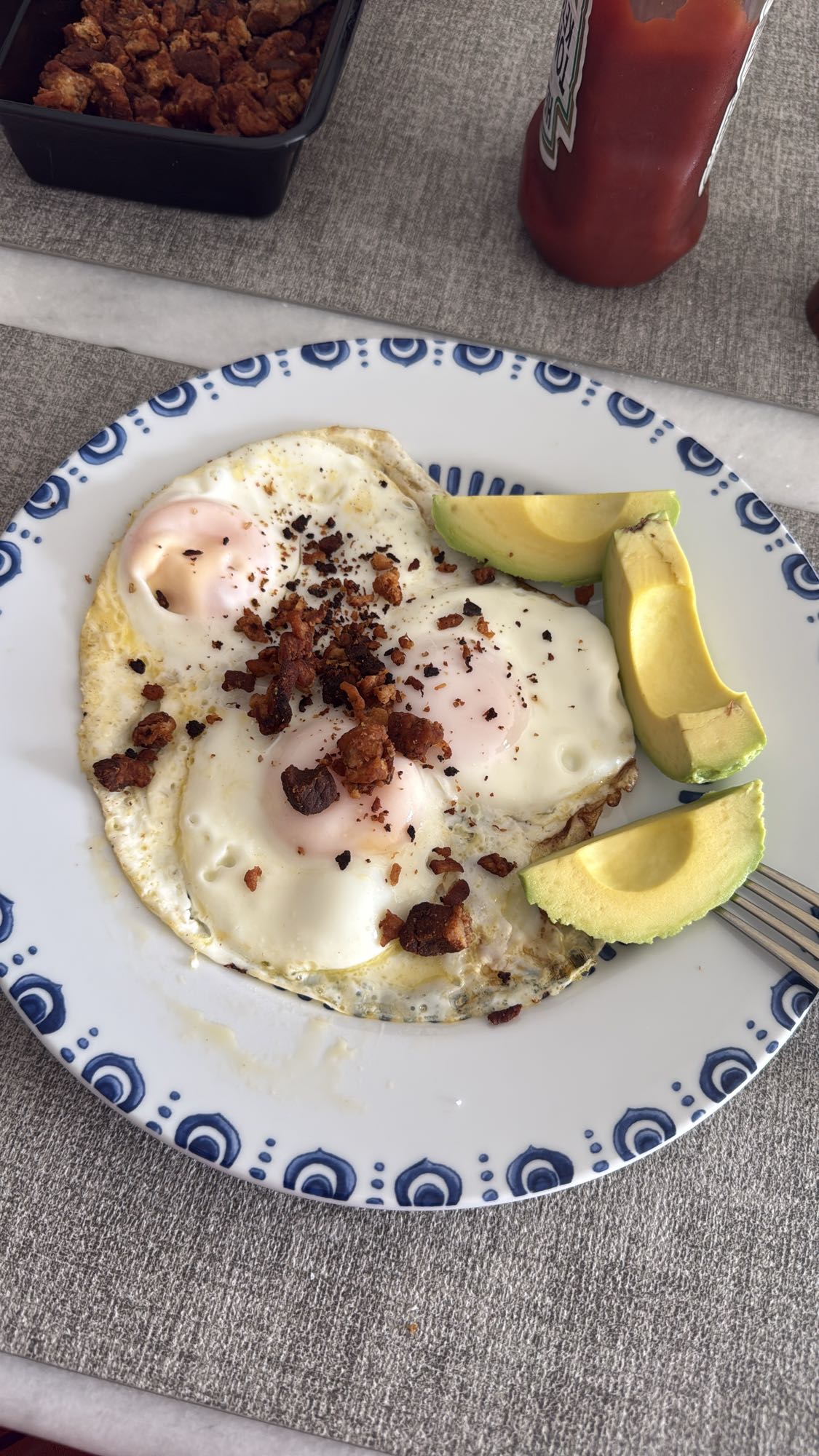 Huevos con chorizo y aguacate