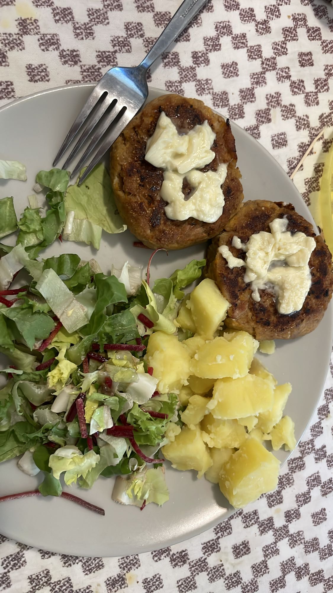 Chiftele cu cartofi și salată